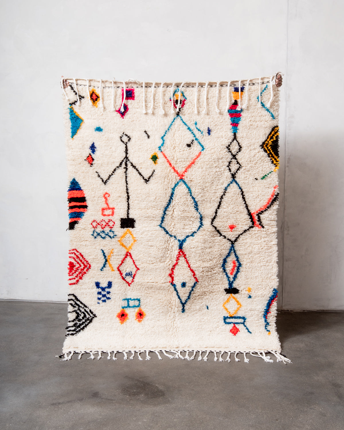 Modern designer handcrafted Berber rug from Morocco. Azilal rug with beautiful colors and patterns. Made of sheep’s wool and colourful cotton.