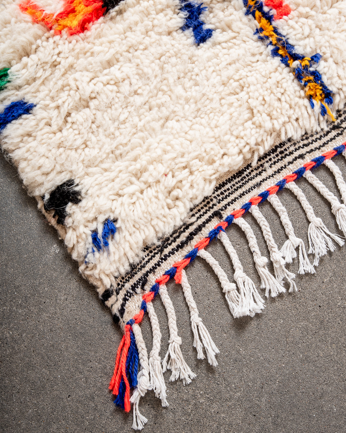 Modern designer handcrafted Berber rug from Morocco. Azilal rug with beautiful colors and patterns. Made of sheep’s wool and colourful cotton.