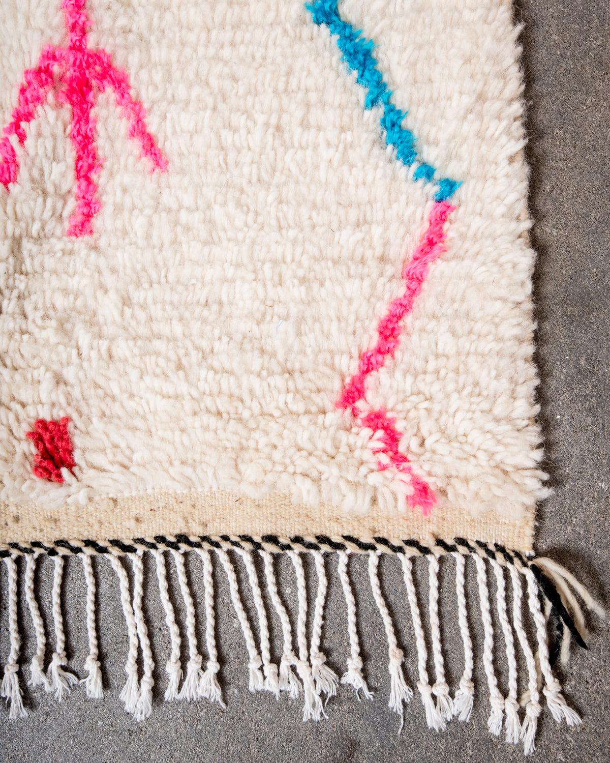 Modern designer handcrafted Berber rug from Morocco. Azilal rug with beautiful colors and patterns. Made of sheep’s wool and colourful cotton.