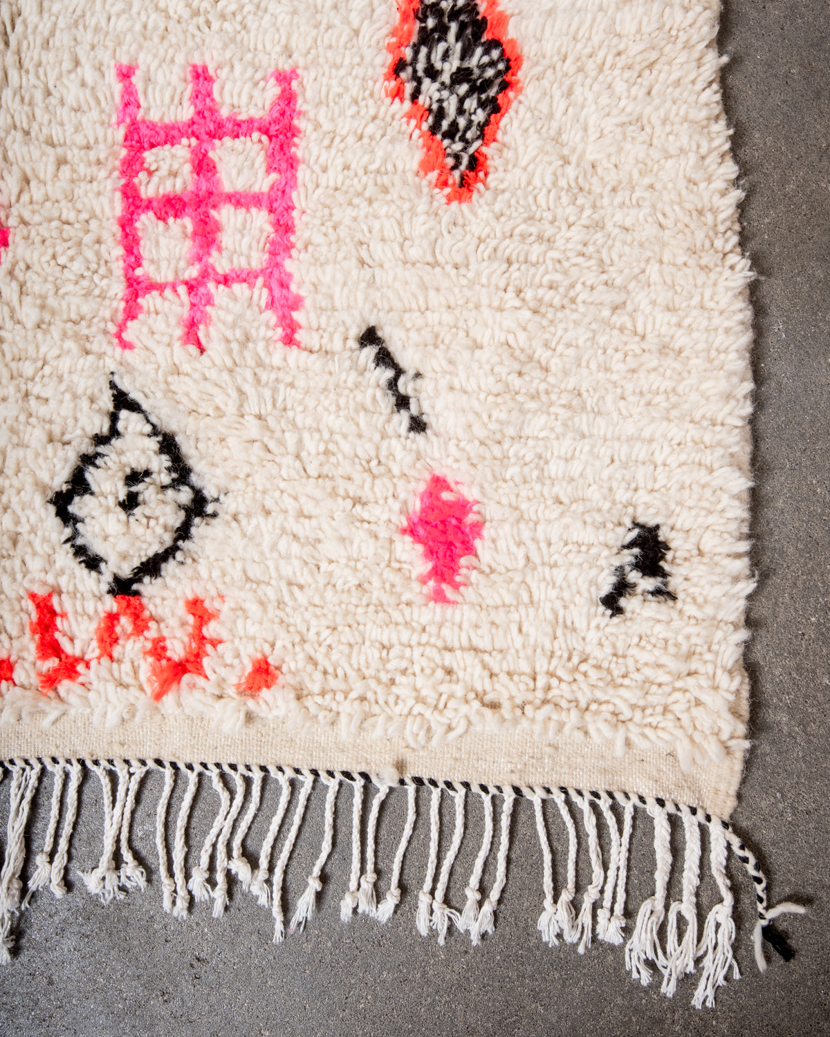 Modern designer handcrafted Berber rug from Morocco. Azilal rug with beautiful colors and patterns. Made of sheep’s wool and colourful cotton.