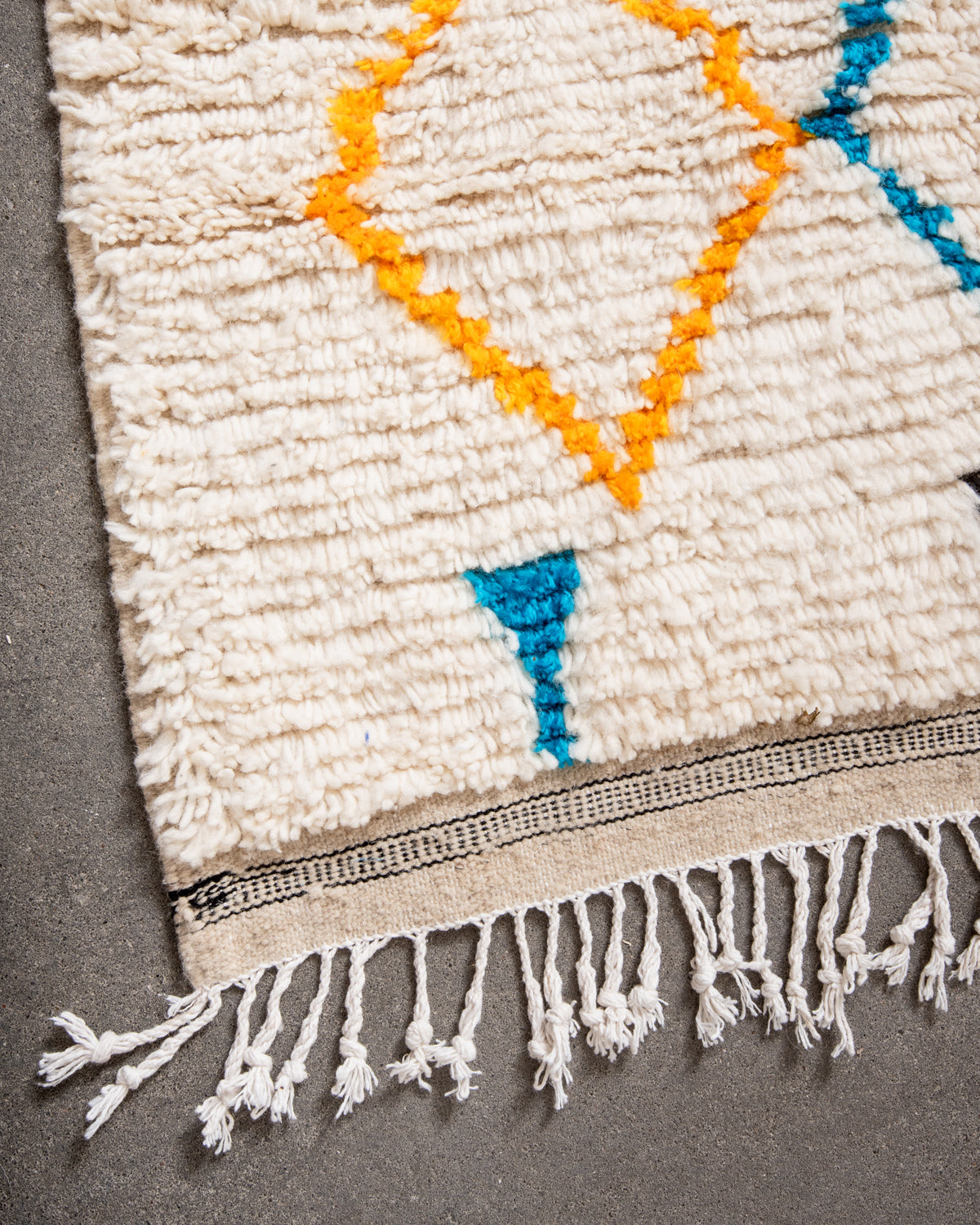 Modern designer handcrafted Berber rug from Morocco. Azilal rug with beautiful colors and patterns. Made of sheep’s wool and colourful cotton.