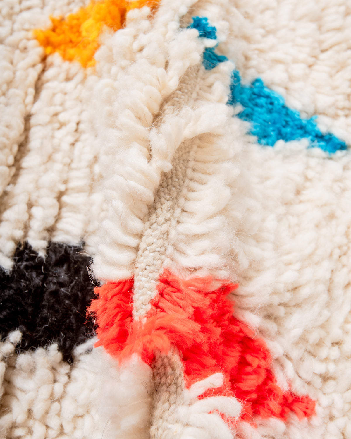 Modern designer handcrafted Berber rug from Morocco. Azilal rug with beautiful colors and patterns. Made of sheep’s wool and colourful cotton.