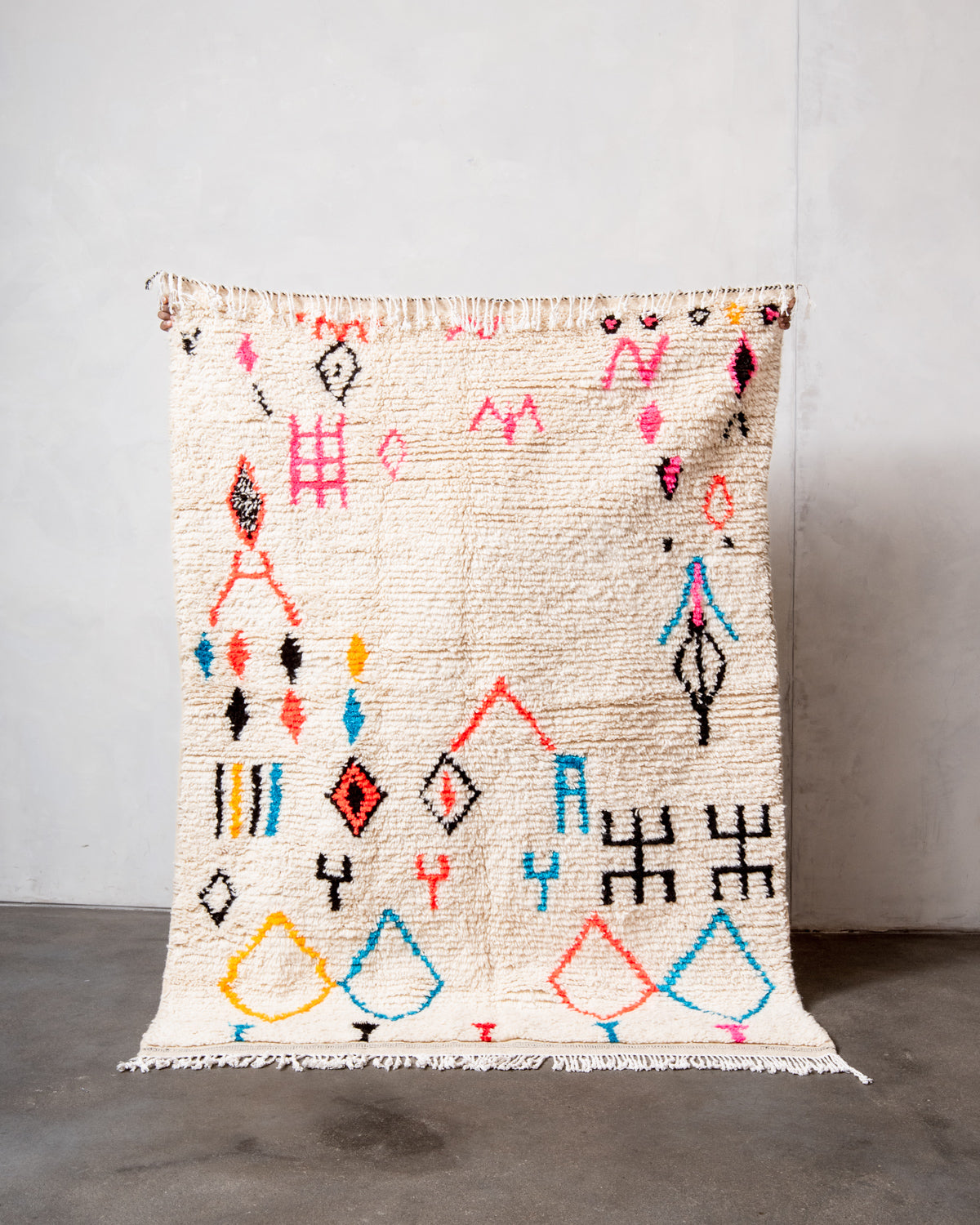 Modern designer handcrafted Berber rug from Morocco. Azilal rug with beautiful colors and patterns. Made of sheep’s wool and colourful cotton.