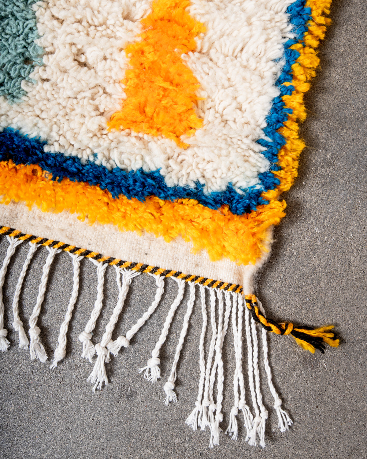 Modern designer handcrafted Berber rug from Morocco. Azilal rug with beautiful colors and patterns. Made of sheep’s wool and colourful cotton.