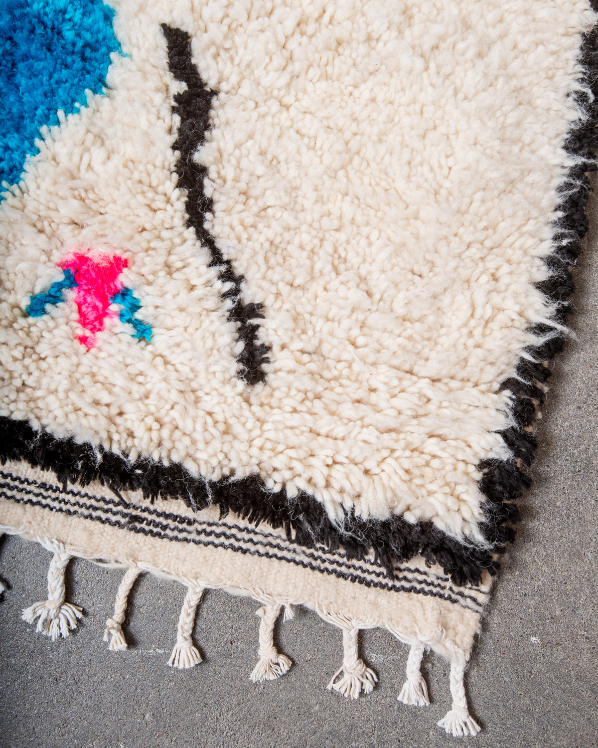 Modern designer handcrafted Berber rug from Morocco. Azilal rug with beautiful colours and patterns. Made of sheep’s wool and colourful cotton.