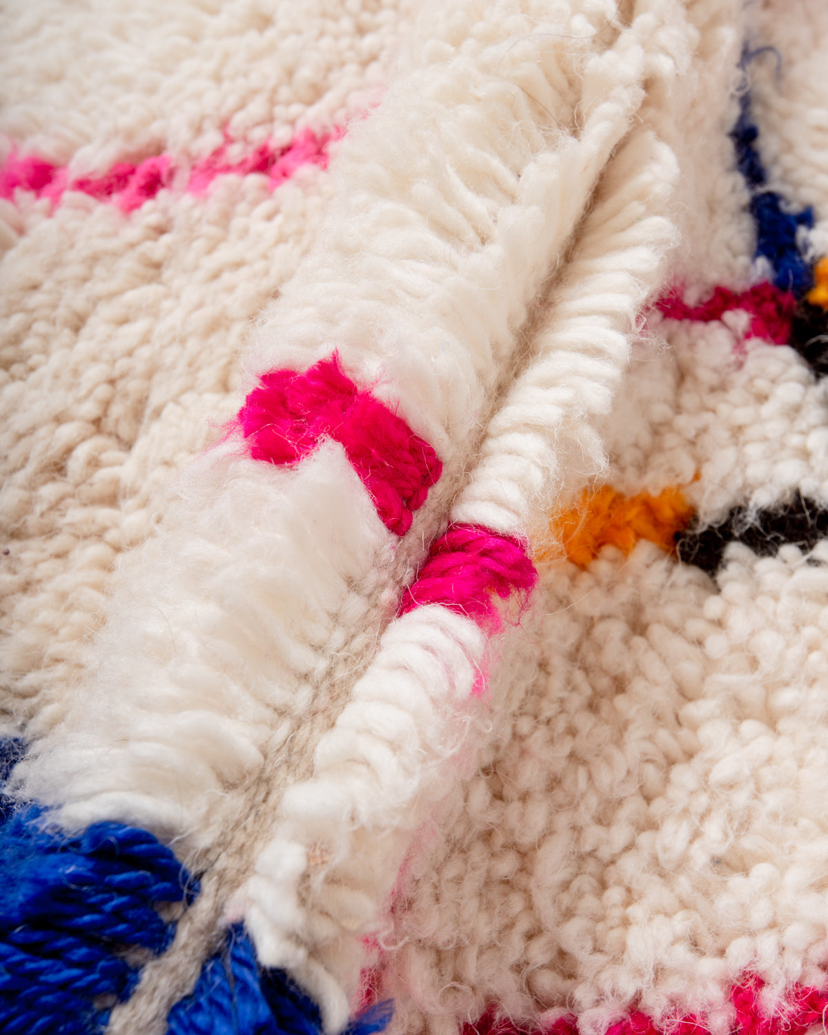 Modern designer handcrafted Berber rug from Morocco. Azilal rug with beautiful colors and patterns. Made of sheep’s wool and colourful cotton.