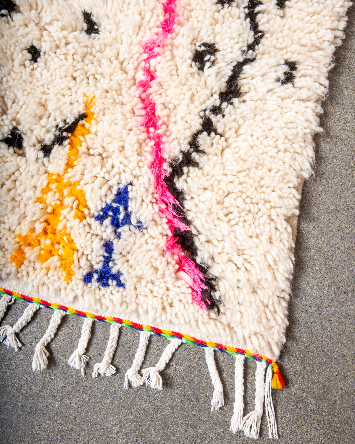 Modern designer handcrafted Berber rug from Morocco. Azilal rug with beautiful colours and patterns. Made of sheep’s wool and colourful cotton.