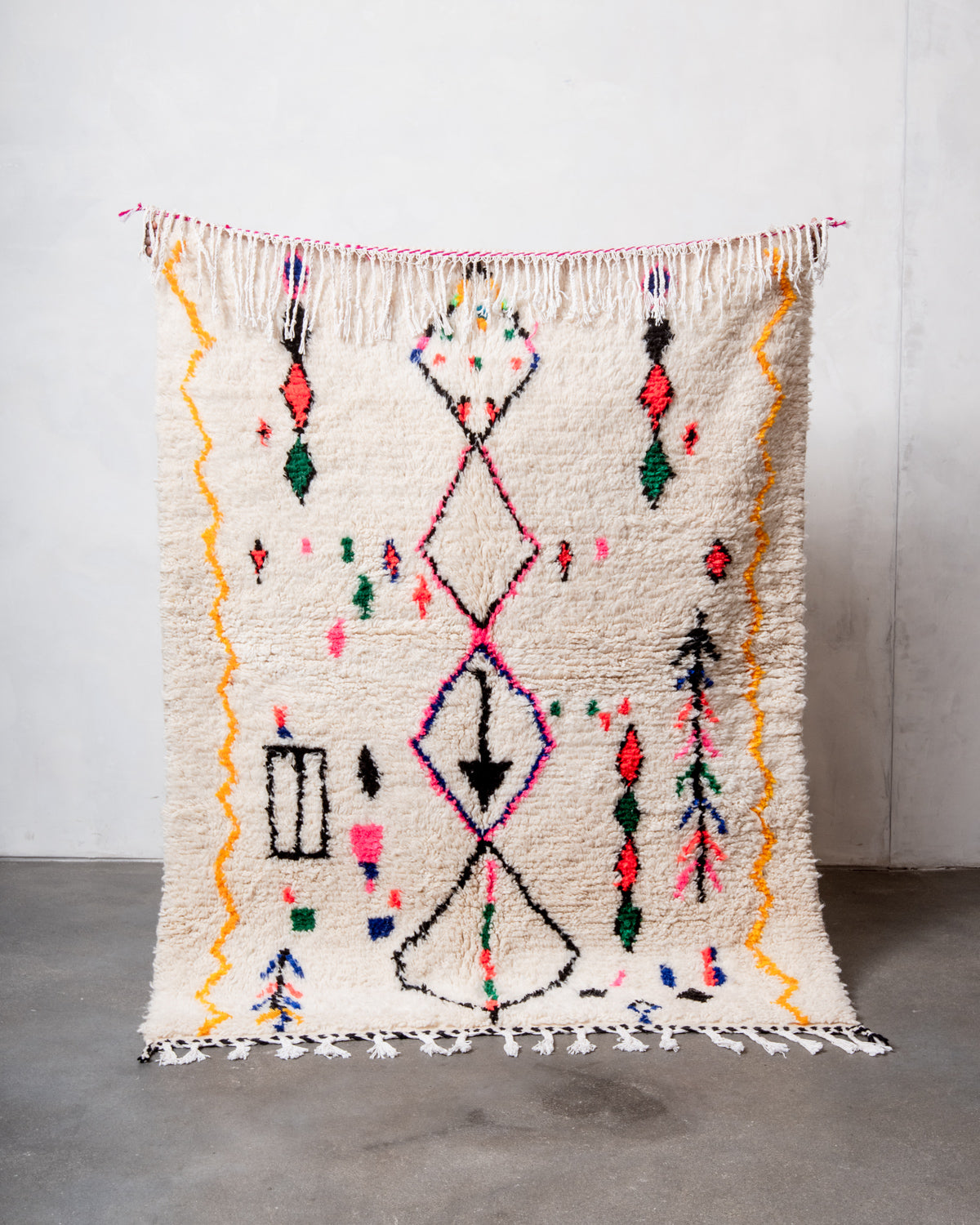 Modern designer handcrafted Berber rug from Morocco. Azilal rug with beautiful colors and patterns. Made of sheep’s wool and colourful cotton.