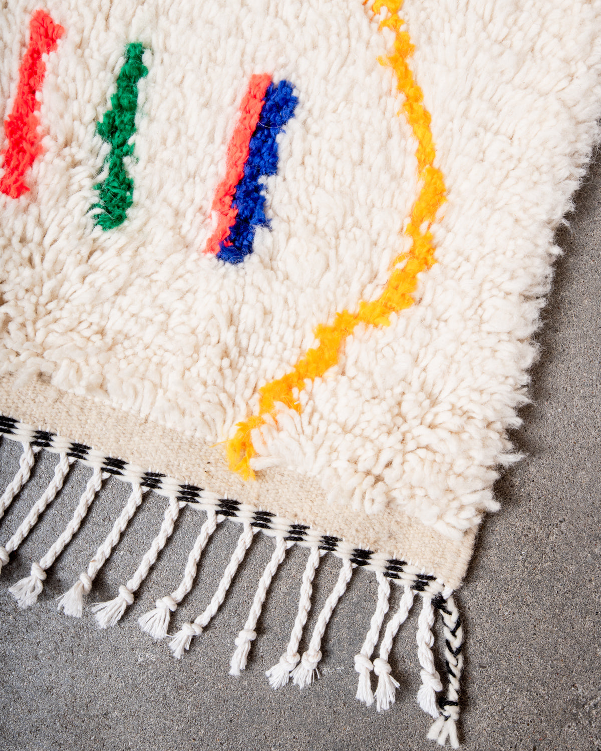 Modern designer handcrafted Berber rug from Morocco. Azilal rug with beautiful colors and patterns. Made of sheep’s wool and colourful cotton.