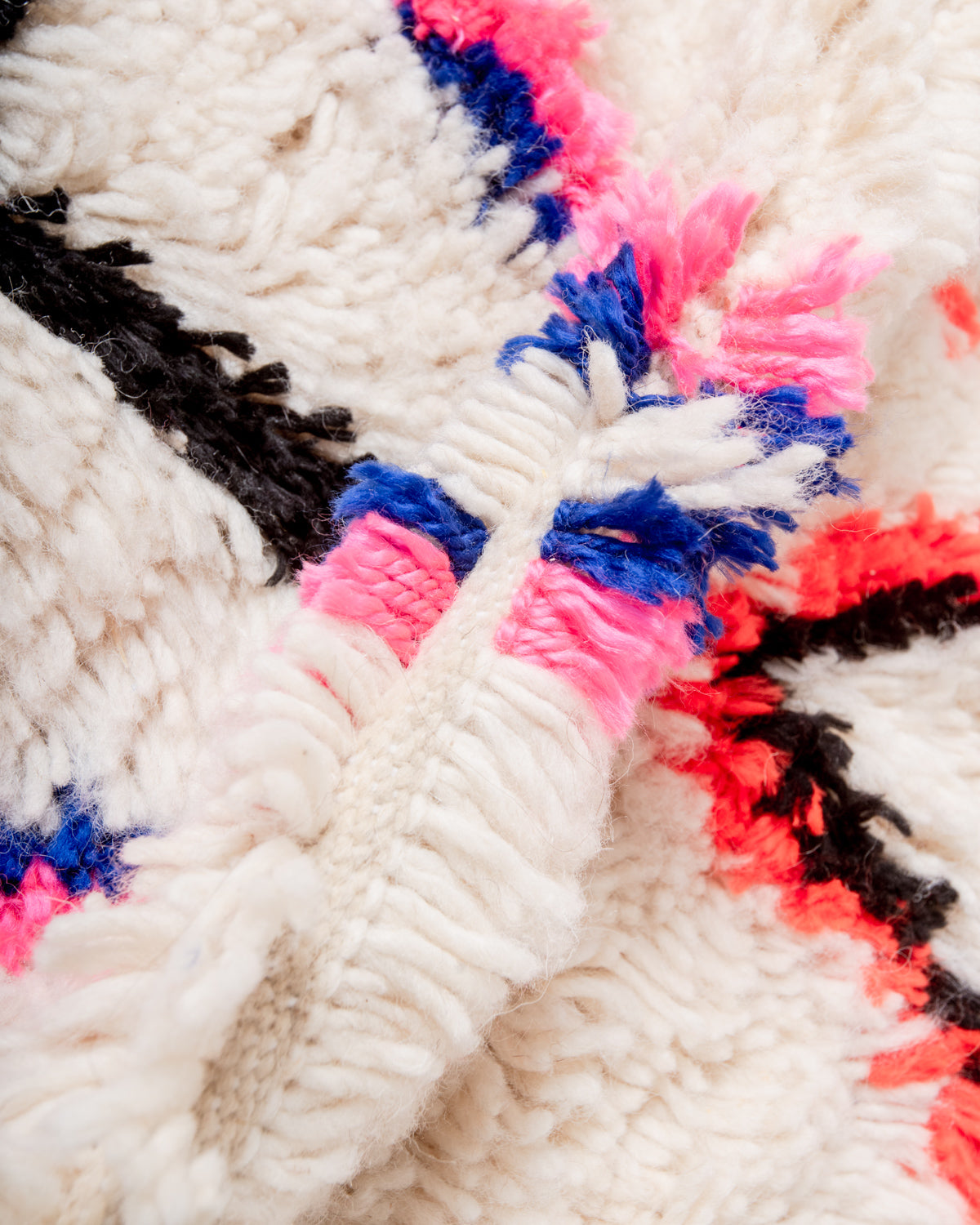 Modern designer handcrafted Berber rug from Morocco. Azilal rug with beautiful colors and patterns. Made of sheep’s wool and colourful cotton.