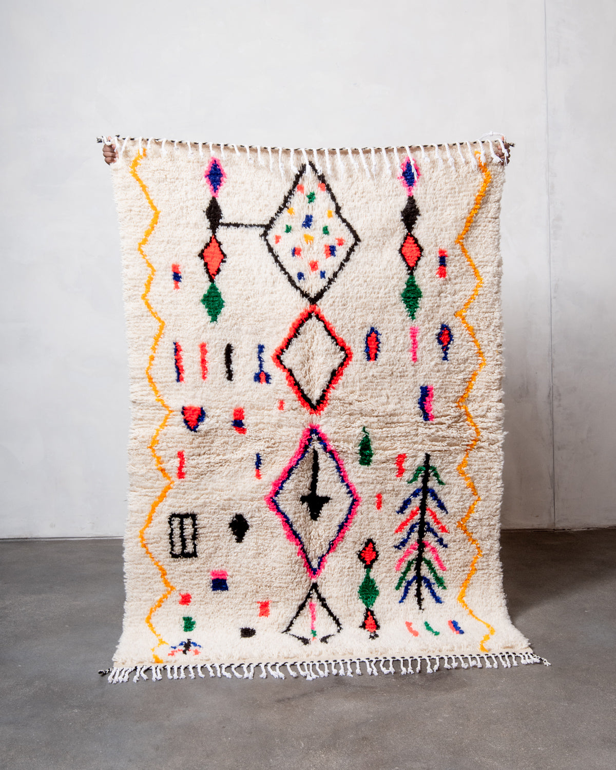 Modern designer handcrafted Berber rug from Morocco. Azilal rug with beautiful colors and patterns. Made of sheep’s wool and colourful cotton.