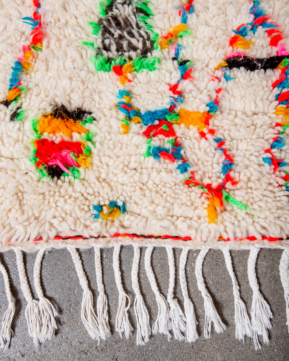 Modern designer handcrafted Berber rug from Morocco. Azilal rug with beautiful colours and patterns. Made of sheep’s wool and colourful cotton.