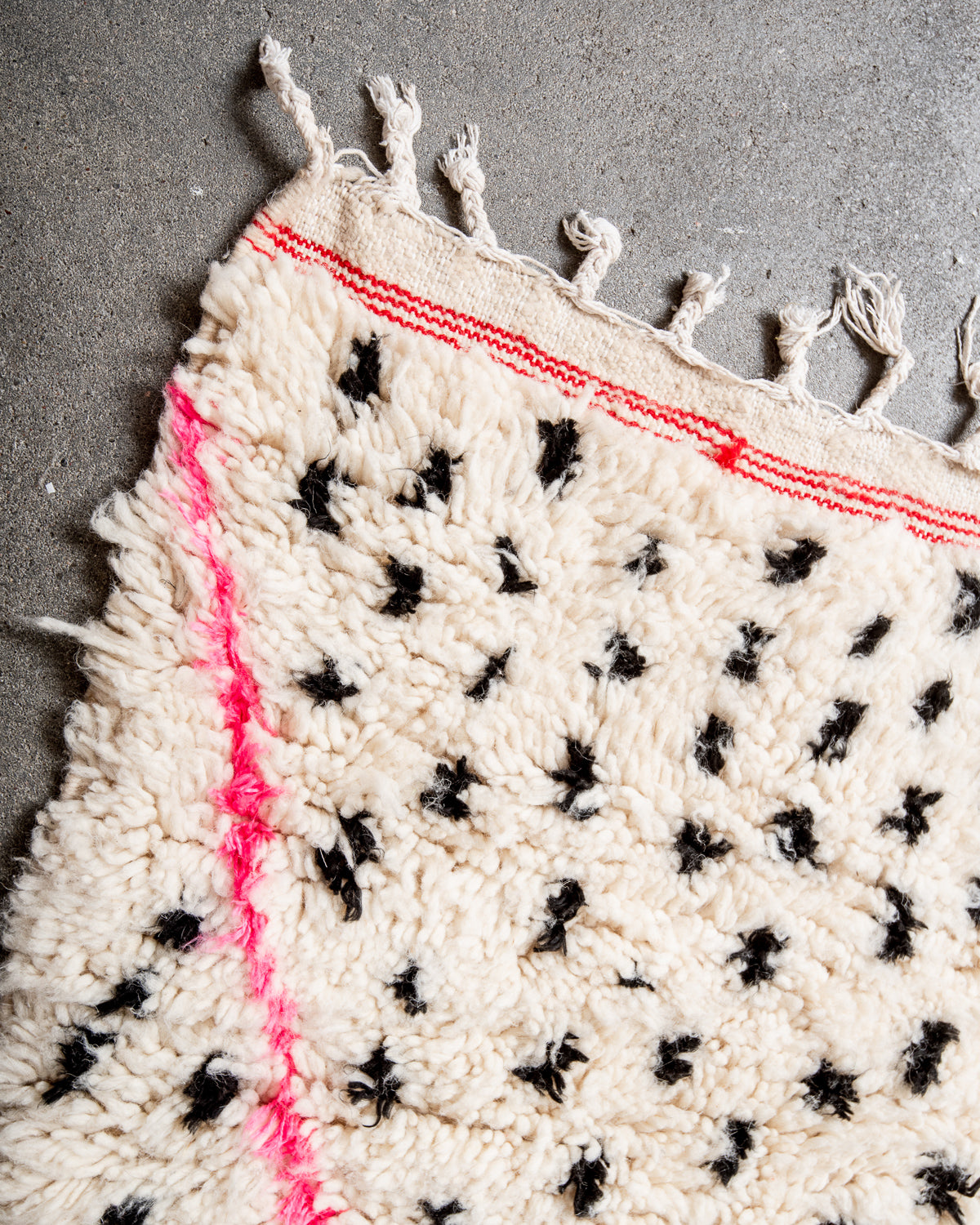 Modern designer handcrafted Berber rug from Morocco. Azilal rug with beautiful colors and patterns. Made of sheep’s wool and colourful cotton.