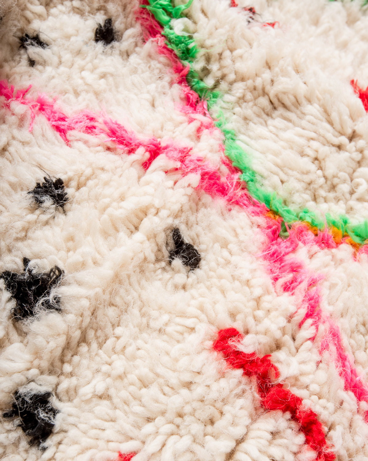 Modern designer handcrafted Berber rug from Morocco. Azilal rug with beautiful colors and patterns. Made of sheep’s wool and colourful cotton.