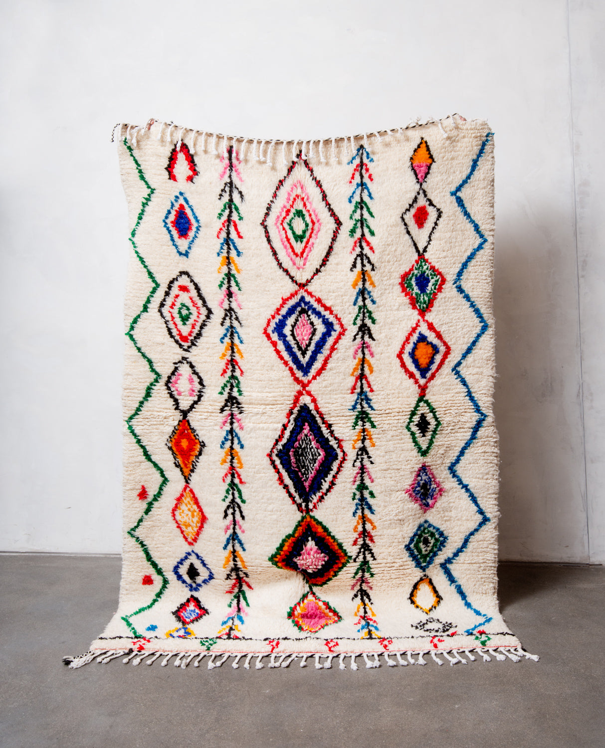 Modern designer handcrafted Berber rug from Morocco. Azilal rug with beautiful colours and patterns. Made of sheep’s wool and colourful cotton.