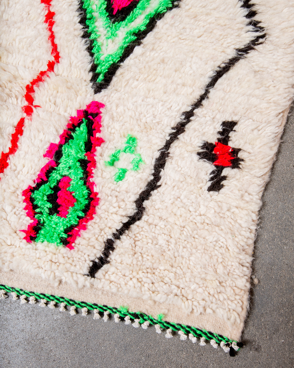 Modern designer handcrafted Berber rug from Morocco. Azilal rug with beautiful colours and patterns. Made of sheep’s wool and colourful cotton.
