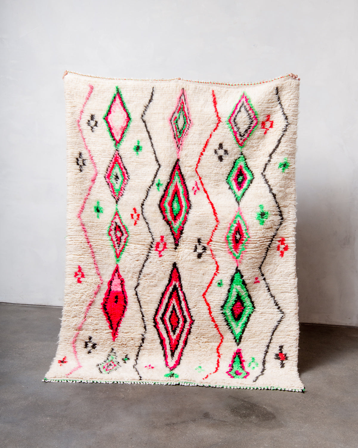 Modern designer handcrafted Berber rug from Morocco. Azilal rug with beautiful colours and patterns. Made of sheep’s wool and colourful cotton.