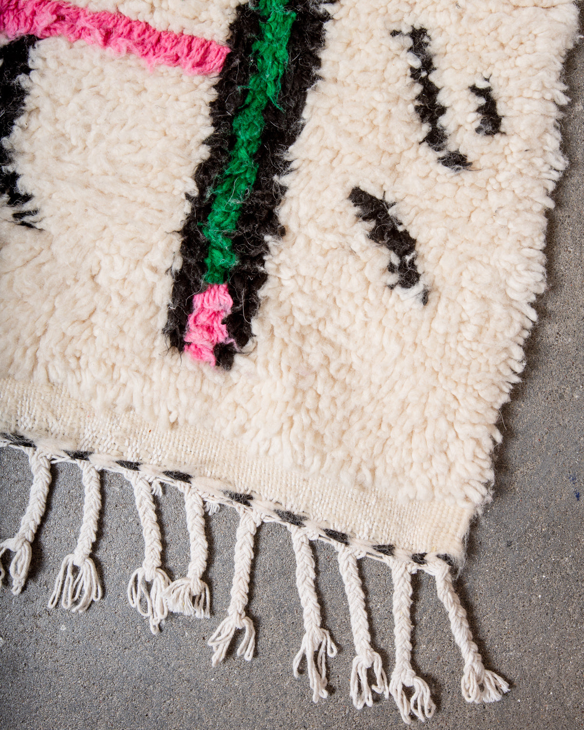 Modern designer handcrafted Berber rug from Morocco. Azilal rug with beautiful colours and patterns. Made of sheep’s wool and colourful cotton.