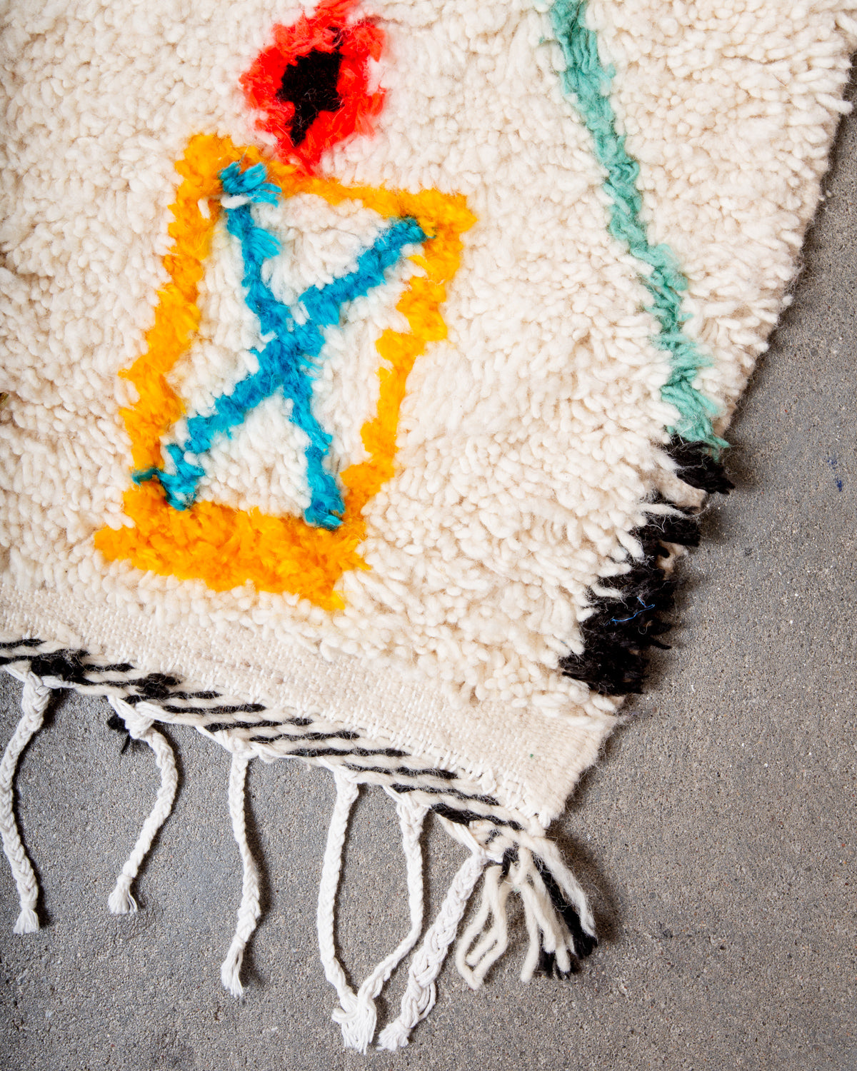 Modern designer handcrafted Berber rug from Morocco. Azilal rug with beautiful colours and patterns. Made of sheep’s wool and colourful cotton.