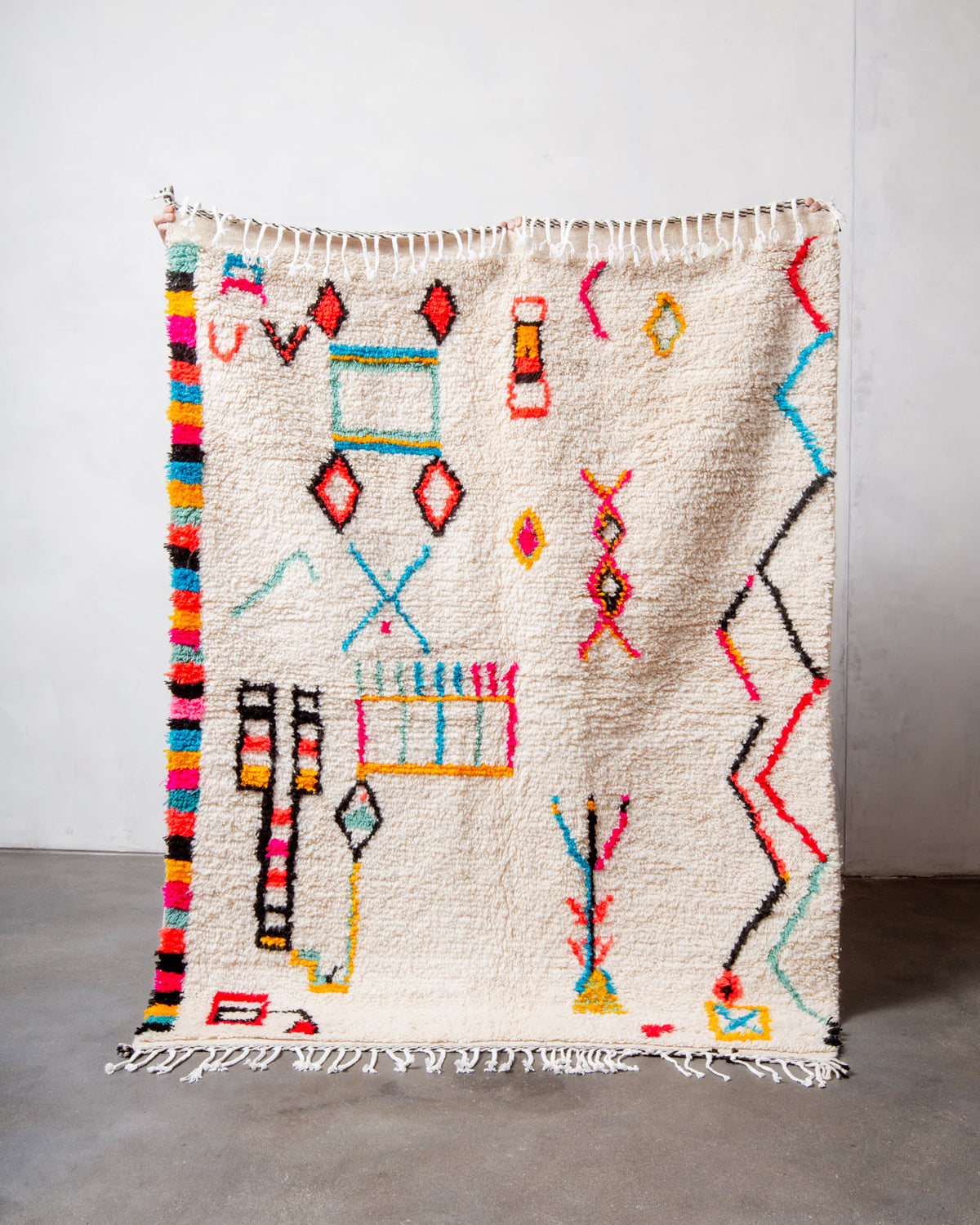 Modern designer handcrafted Berber rug from Morocco. Azilal rug with beautiful colours and patterns. Made of sheep’s wool and colourful cotton.