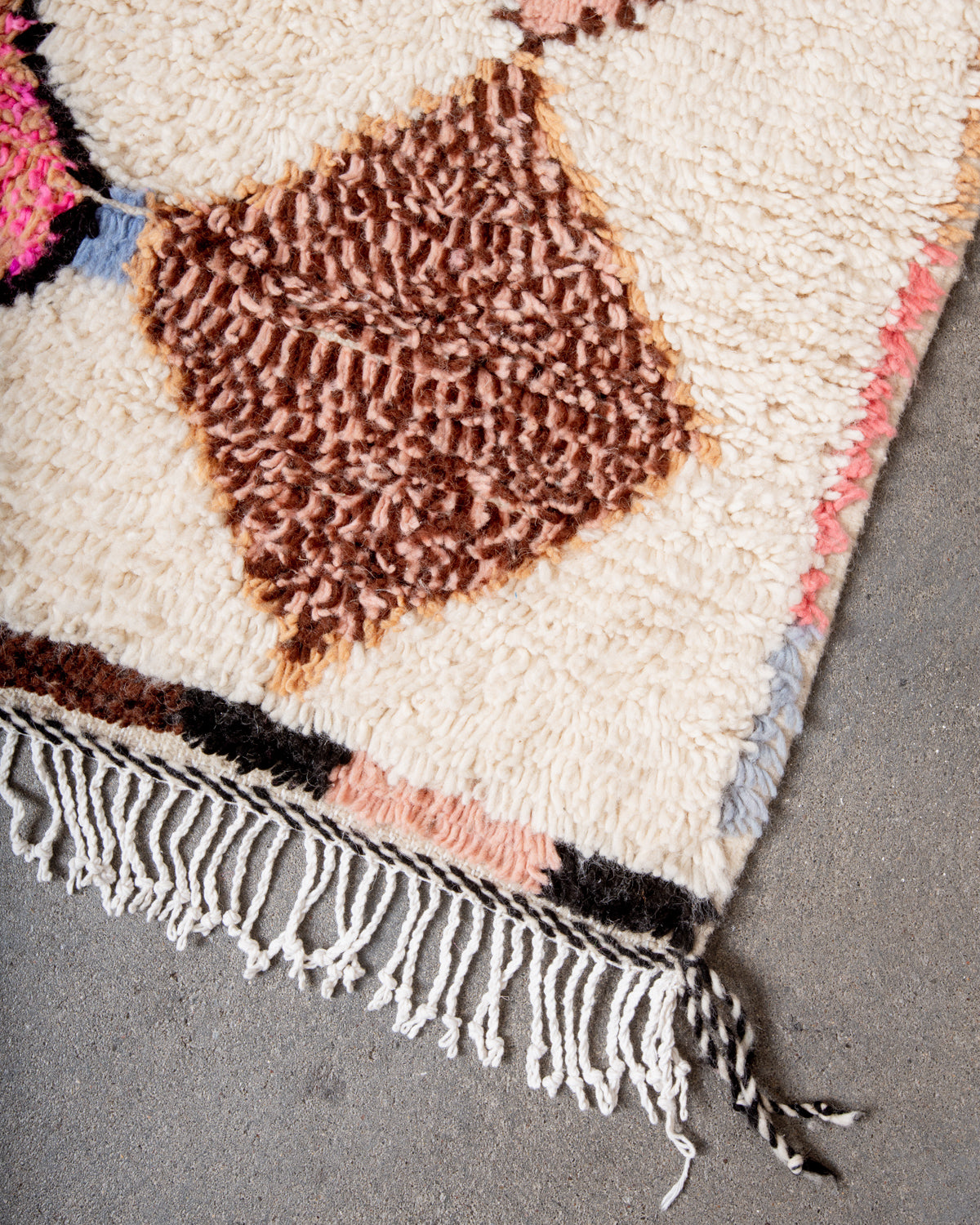 Modern designer handcrafted Berber rug from Morocco. Azilal rug with beautiful colours and patterns. Made of sheep’s wool and colourful cotton.