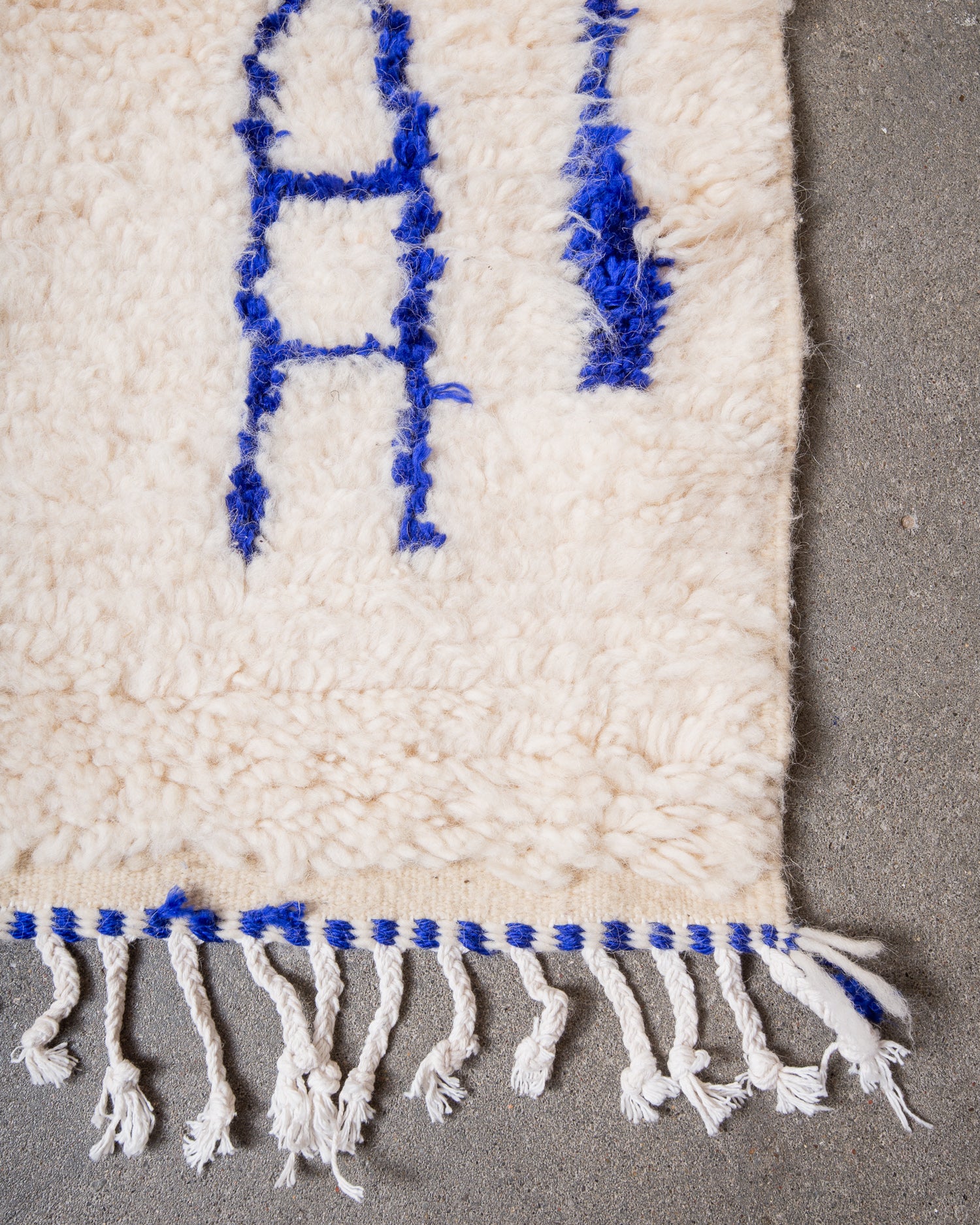 Modern designer handcrafted Berber rug from Morocco. Azilal rug with beautiful colours and patterns. Made of sheep’s wool and colourful cotton.