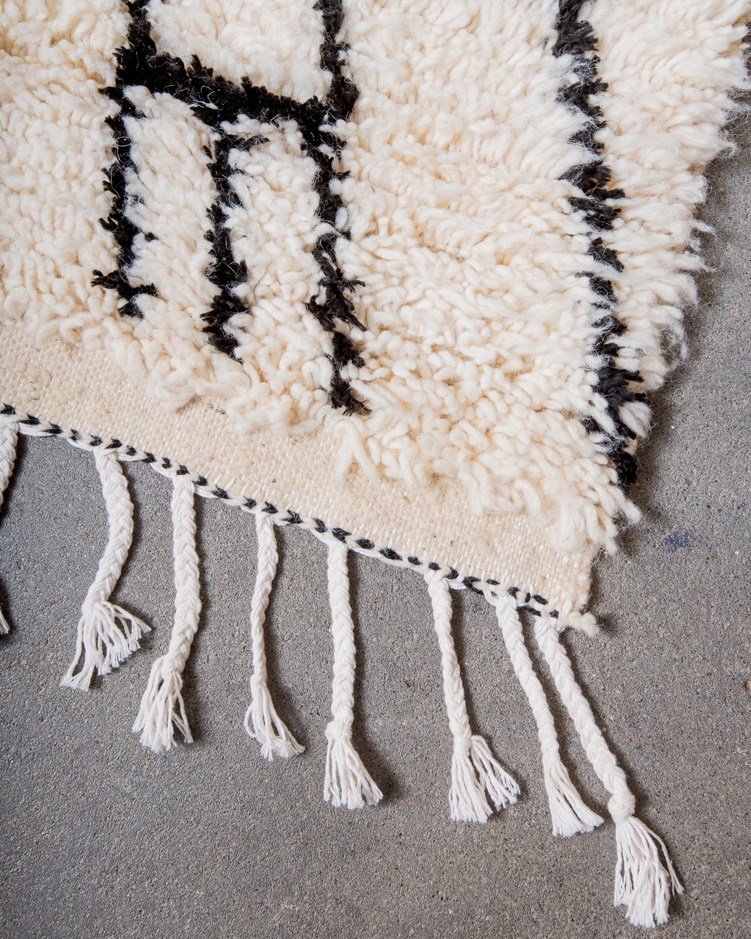 Modern designer handcrafted Berber rug from Morocco. Azilal rug with beautiful colours and patterns. Made of sheep’s wool and colourful cotton.