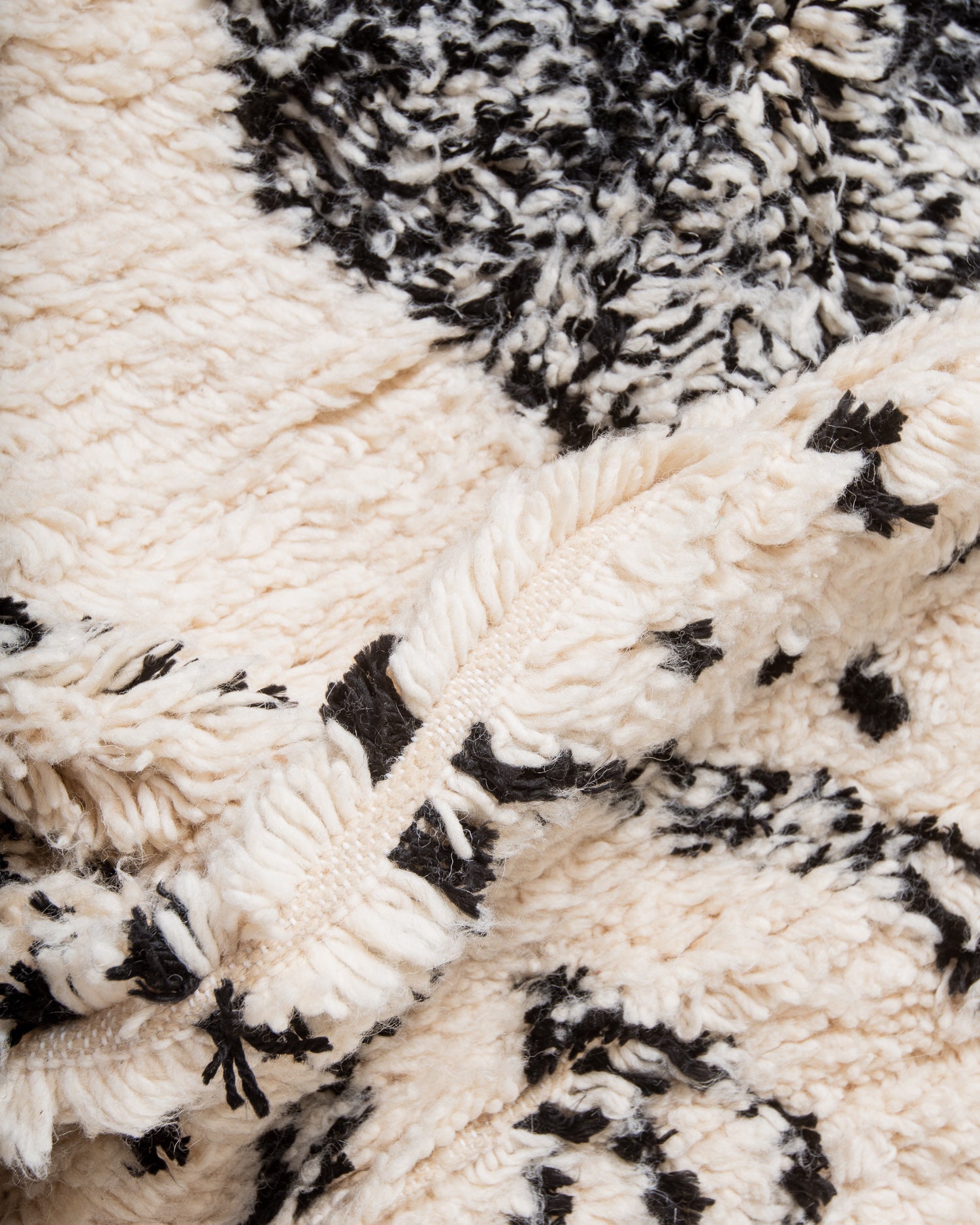 Modern designer handcrafted Berber rug from Morocco. Azilal rug with beautiful colours and patterns. Made of sheep’s wool and colourful cotton.