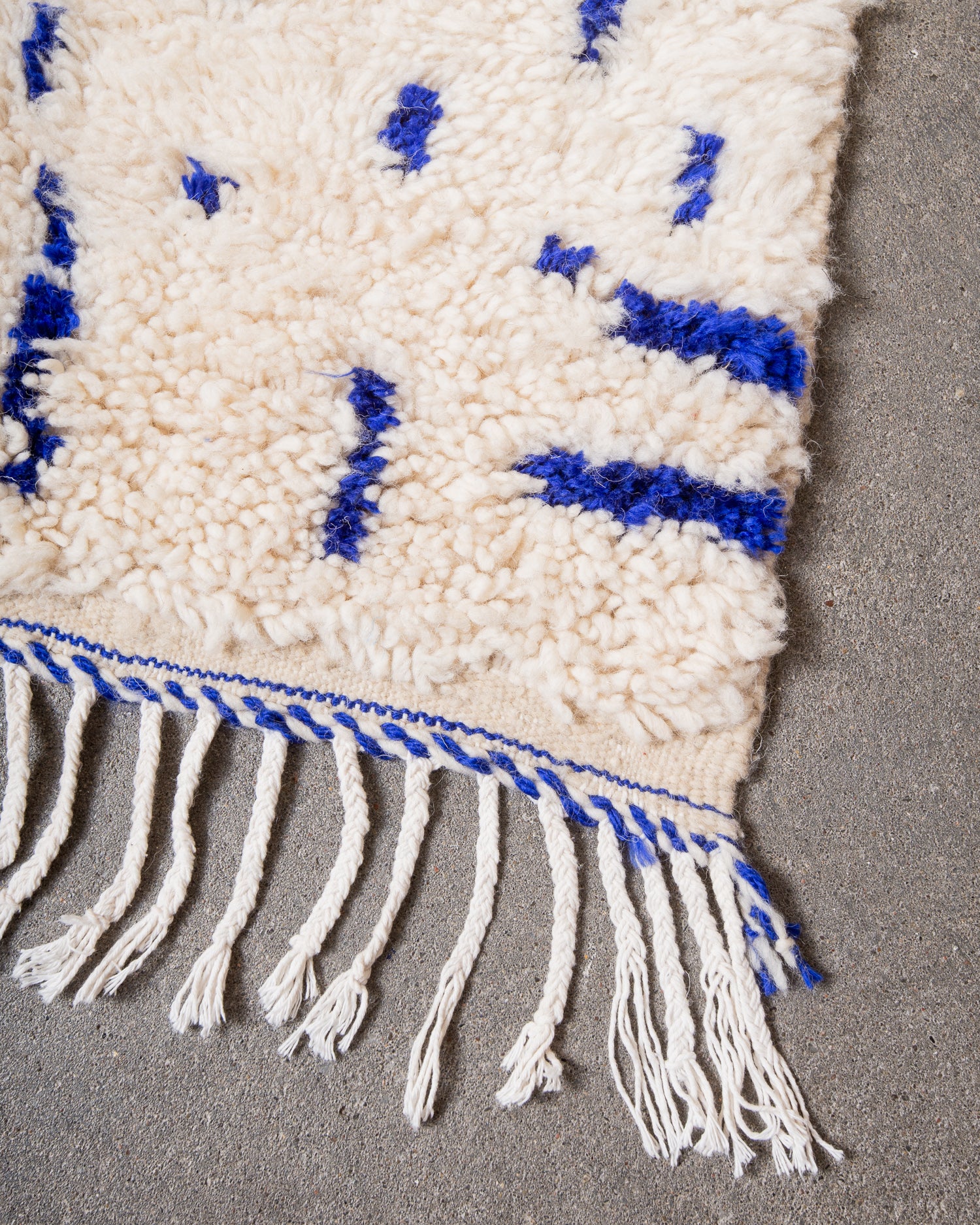 Modern designer handcrafted Berber rug from Morocco. Azilal rug with beautiful colours and patterns. Made of sheep’s wool and colourful cotton.