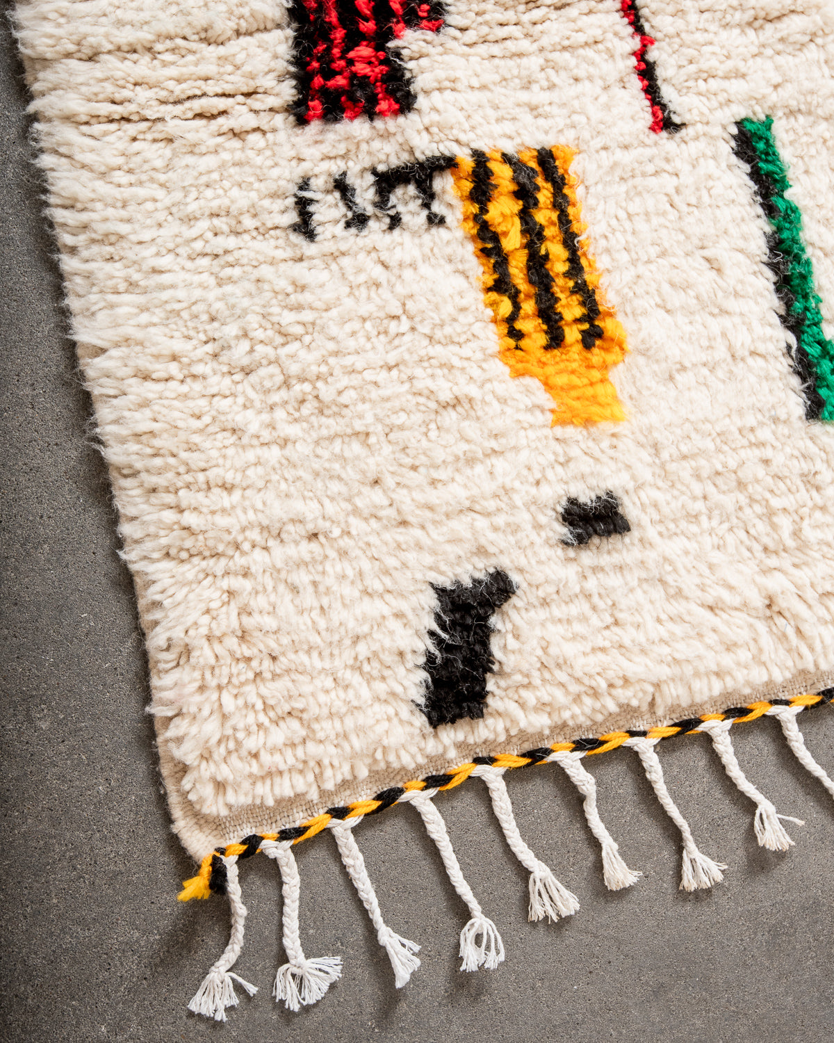 Modern designer handcrafted Berber rug from Morocco. Azilal rug with beautiful colors and patterns. Made of sheep’s wool and colourful cotton.