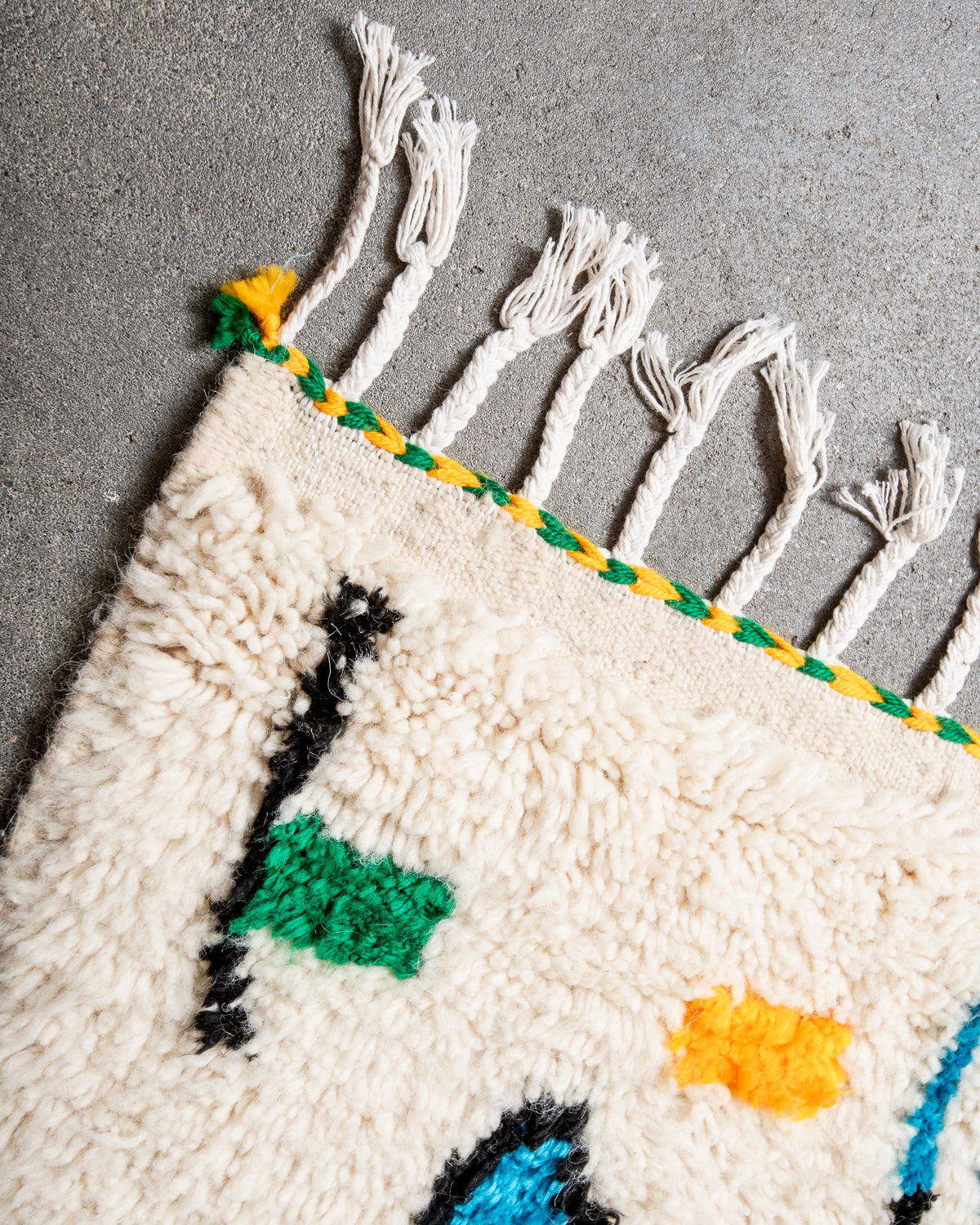 Modern designer handcrafted Berber rug from Morocco. Azilal rug with beautiful colors and patterns. Made of sheep’s wool and colourful cotton.