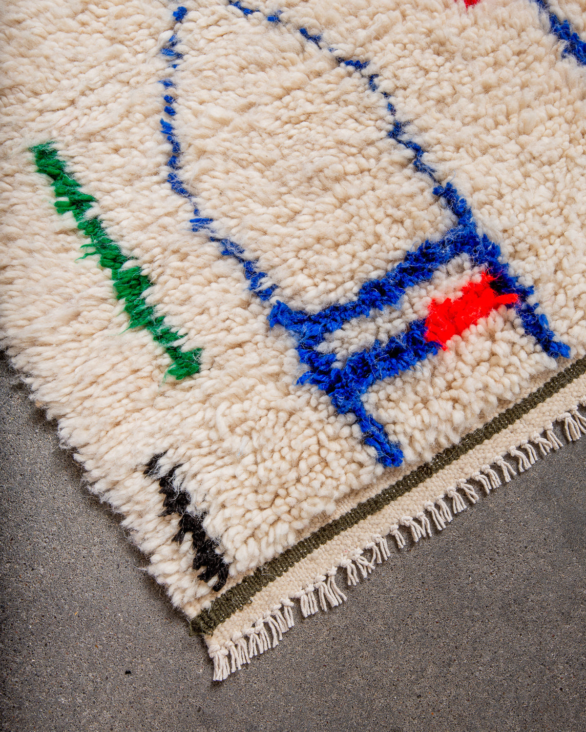 Modern designer handcrafted Berber rug from Morocco. Azilal rug with beautiful colours and patterns. Made of sheep’s wool and colourful cotton.
