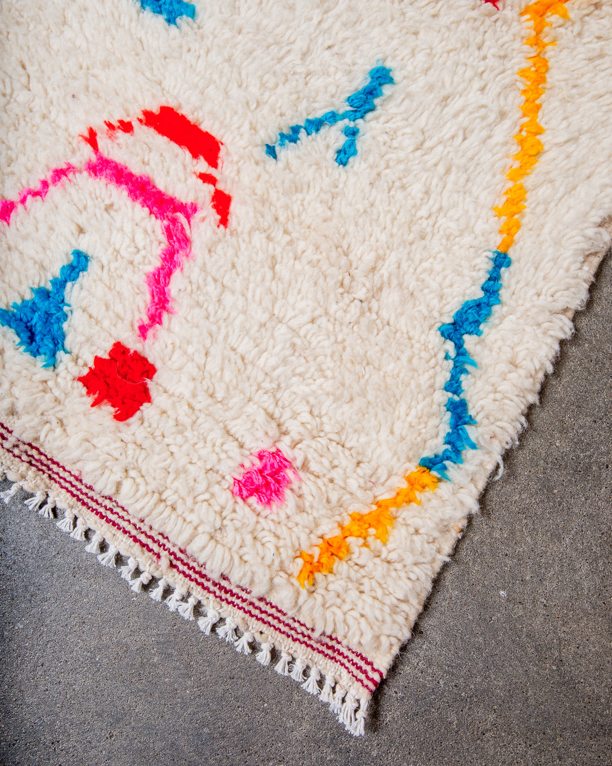 Modern designer handcrafted Berber rug from Morocco. Azilal rug with beautiful colours and patterns. Made of sheep’s wool and colourful cotton.