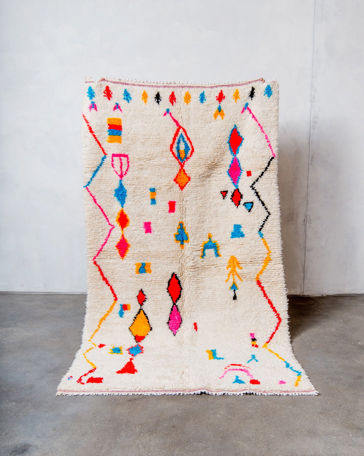 Modern designer handcrafted Berber rug from Morocco. Azilal rug with beautiful colours and patterns. Made of sheep’s wool and colourful cotton.