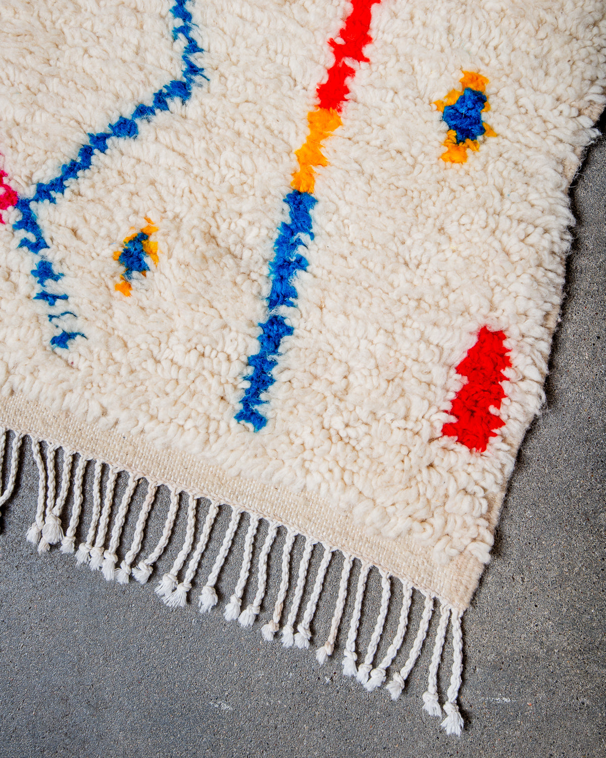 Modern designer handcrafted Berber rug from Morocco. Azilal rug with beautiful colours and patterns. Made of sheep’s wool and cotton.