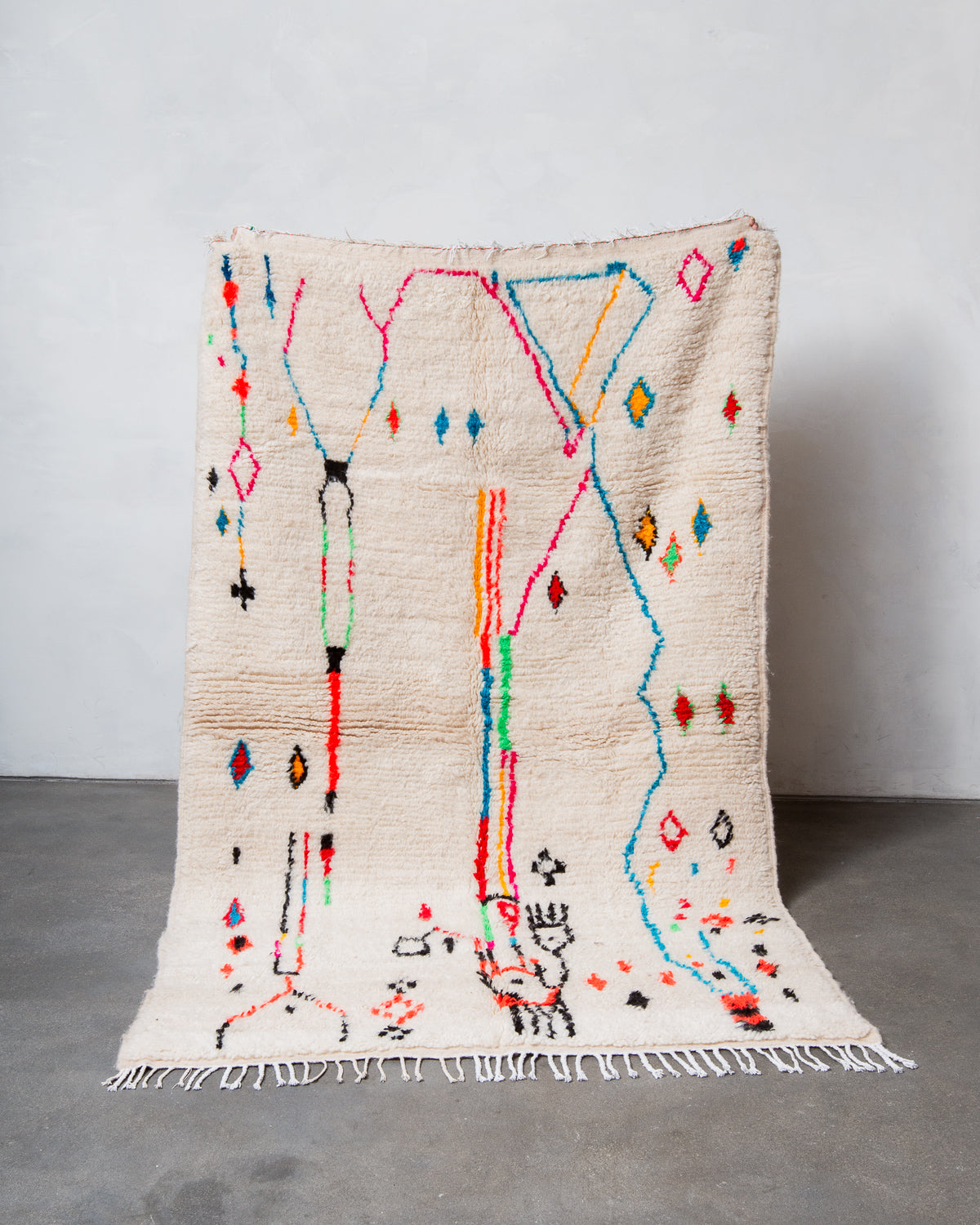 Modern designer handcrafted Berber rug from Morocco. Azilal rug with beautiful colours and patterns. Made of sheep’s wool and cotton.