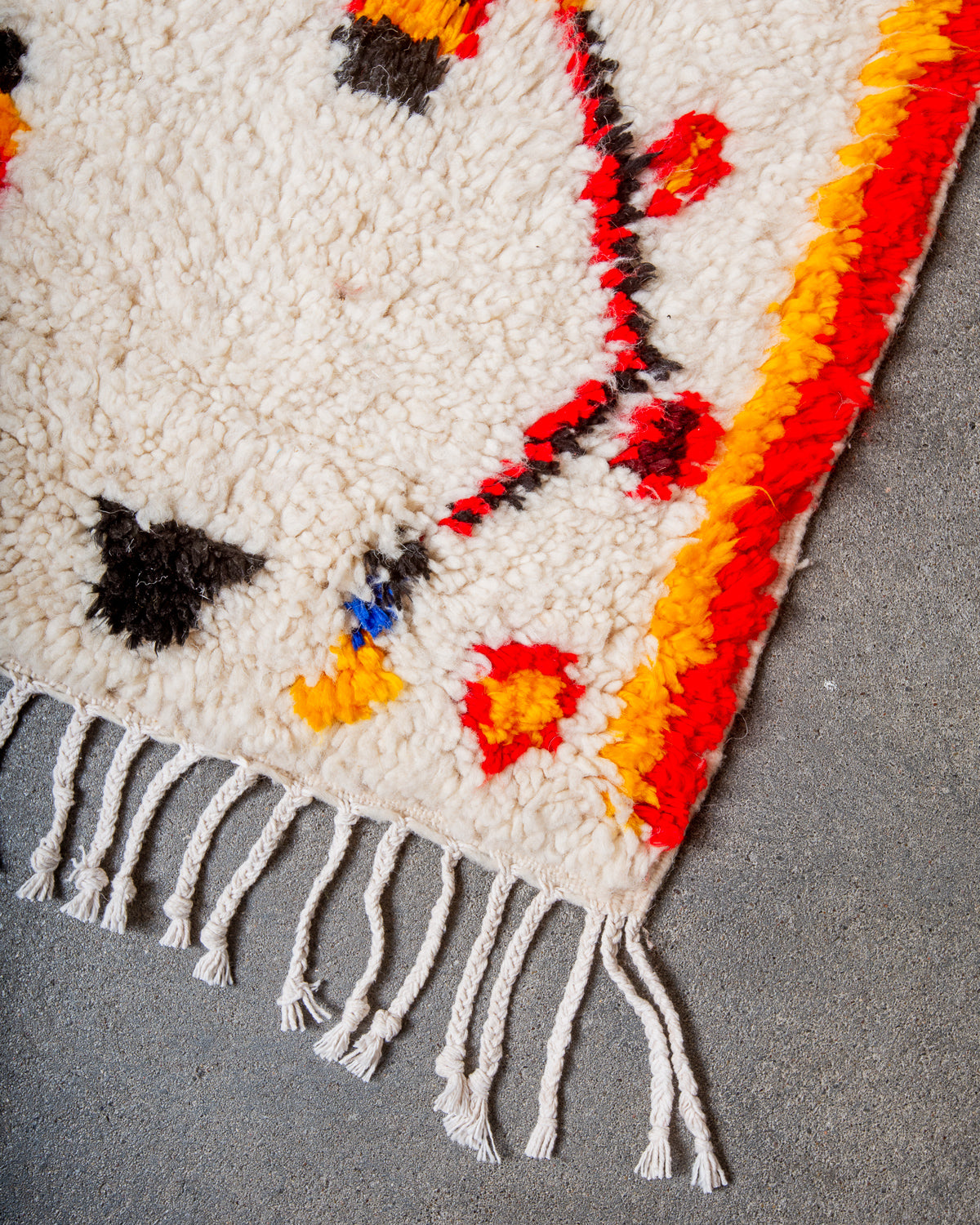 Modern designer handcrafted Berber rug from Morocco. Azilal rug with beautiful colours and patterns. Made of sheep’s wool and colourful cotton.