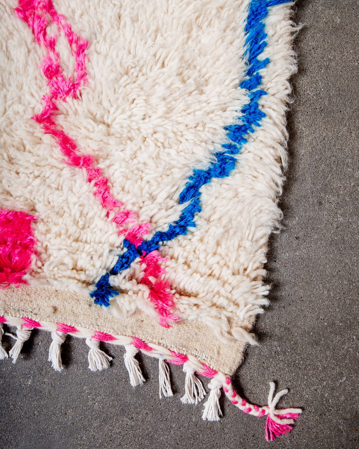 Modern designer handcrafted Berber rug from Morocco. Azilal rug with beautiful colours and patterns. Made of sheep’s wool and colourful cotton.