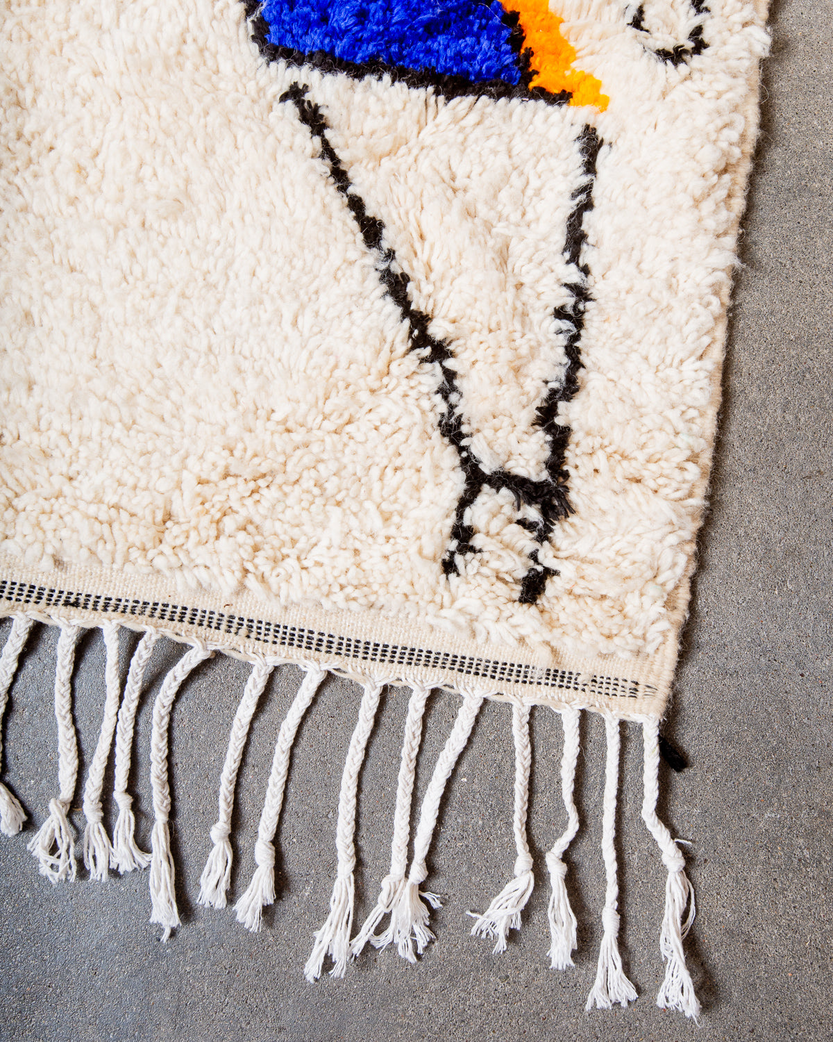 Modern designer handcrafted Berber rug from Morocco. Azilal rug with beautiful colours and patterns. Made of sheep’s wool and colourful cotton.