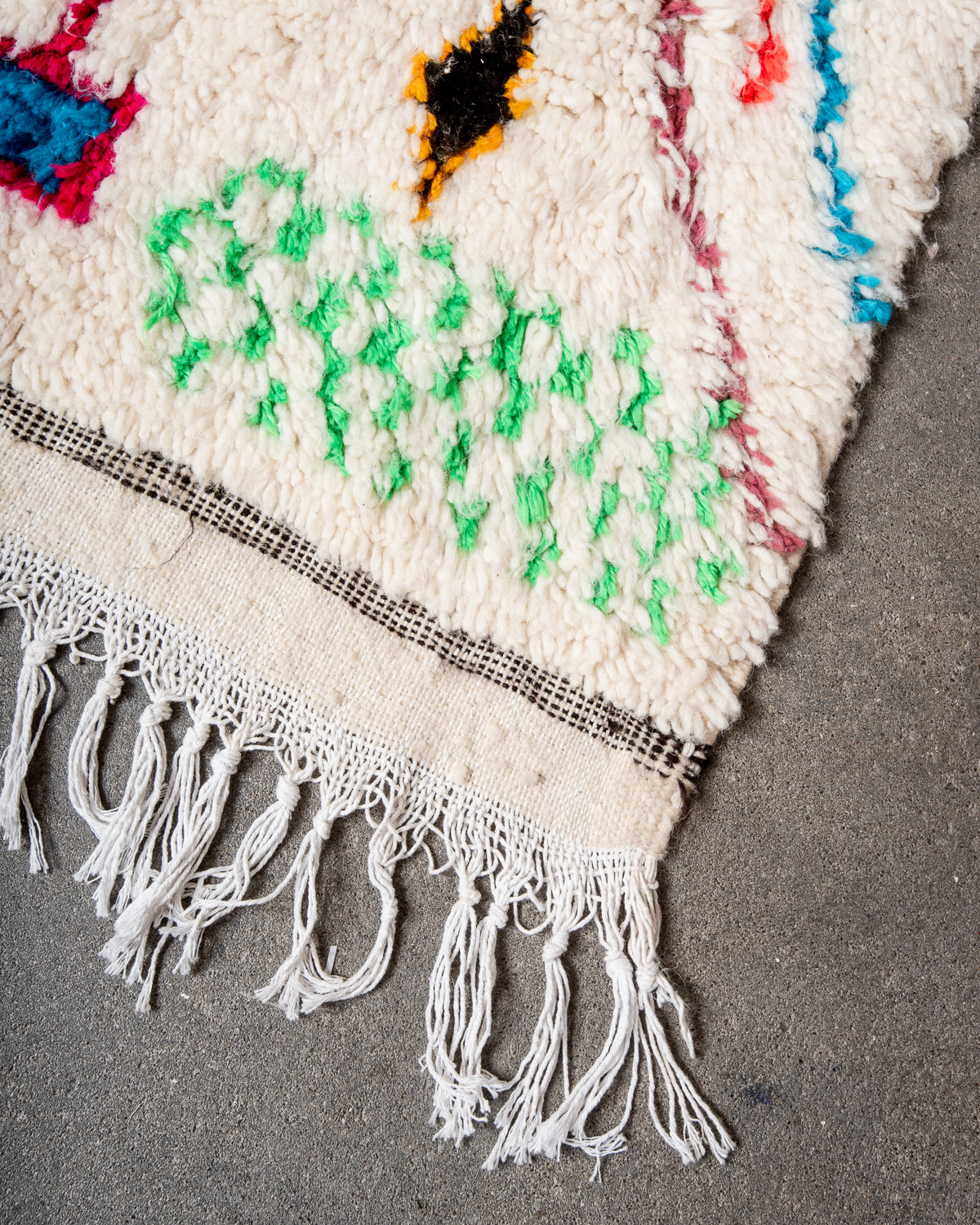 Modern designer handcrafted Berber rug from Morocco. Azilal rug with beautiful colors and patterns. Made of sheep’s wool and colourful cotton.
