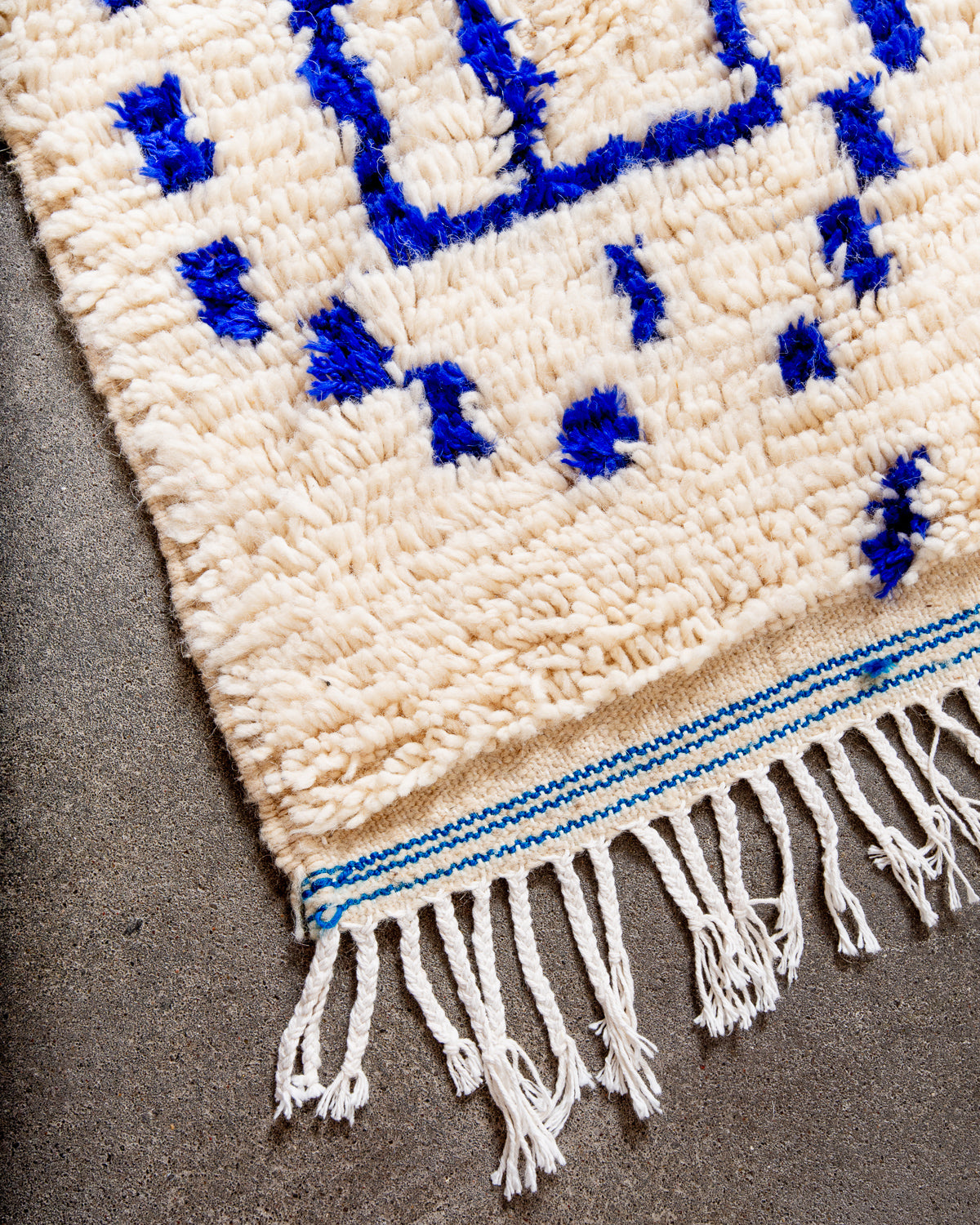 Modern designer handcrafted Berber rug from Morocco. Azilal rug with beautiful colours and patterns. Made of sheep’s wool and colourful cotton.