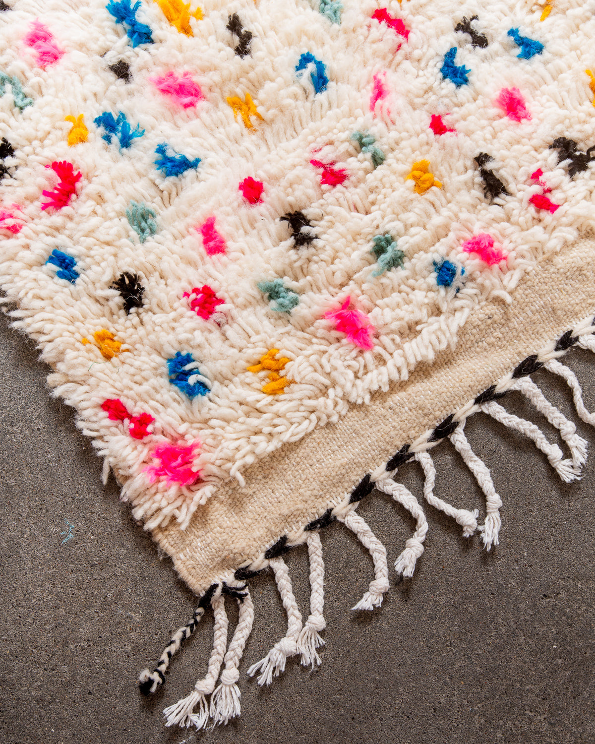 Modern designer handcrafted Berber rug from Morocco. Azilal rug with beautiful colours and patterns. Made of sheep’s wool and colourful cotton.