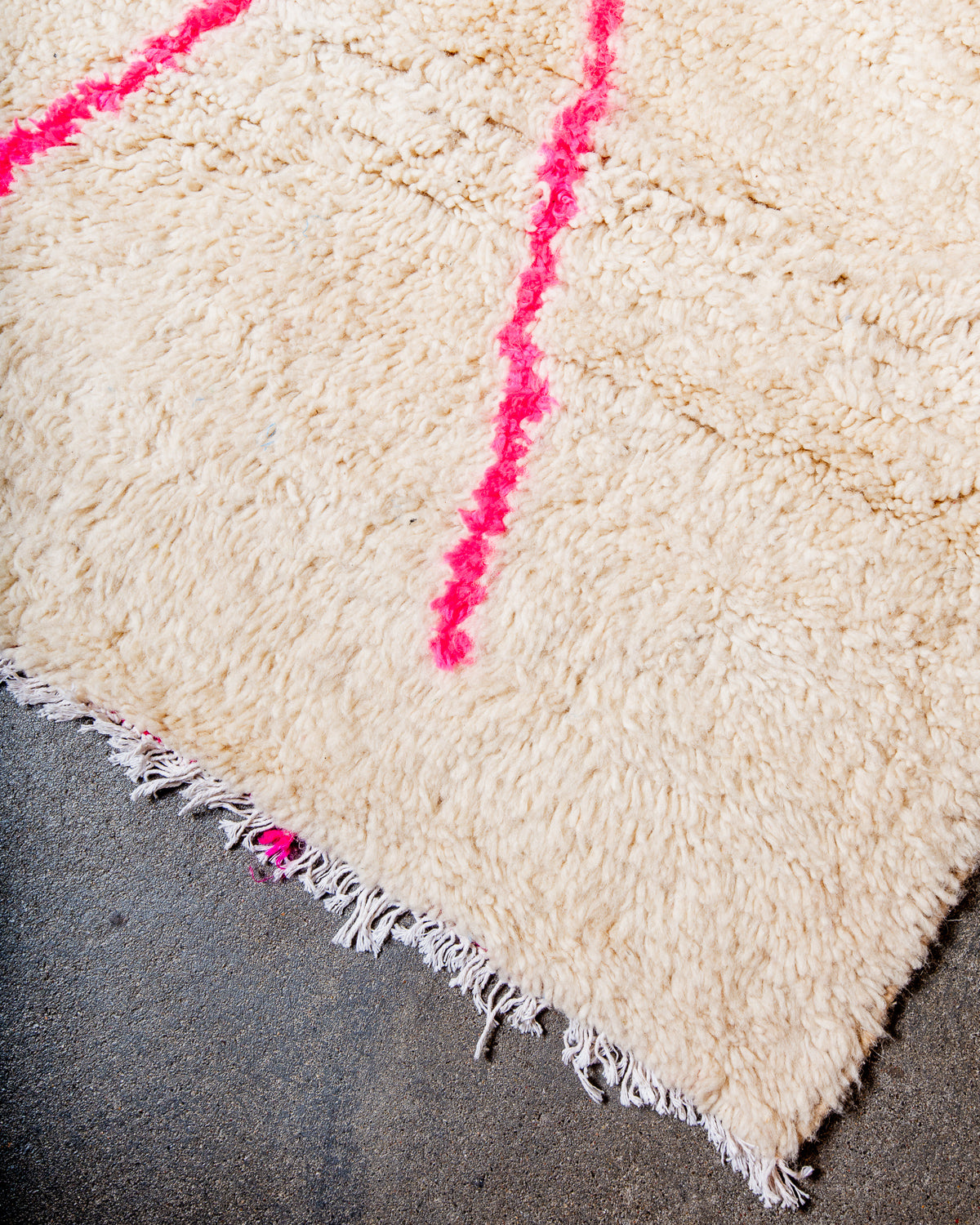 Modern designer handcrafted Berber rug from Morocco. Azilal rug with beautiful colours and patterns. Made of sheep’s wool and colourful cotton.