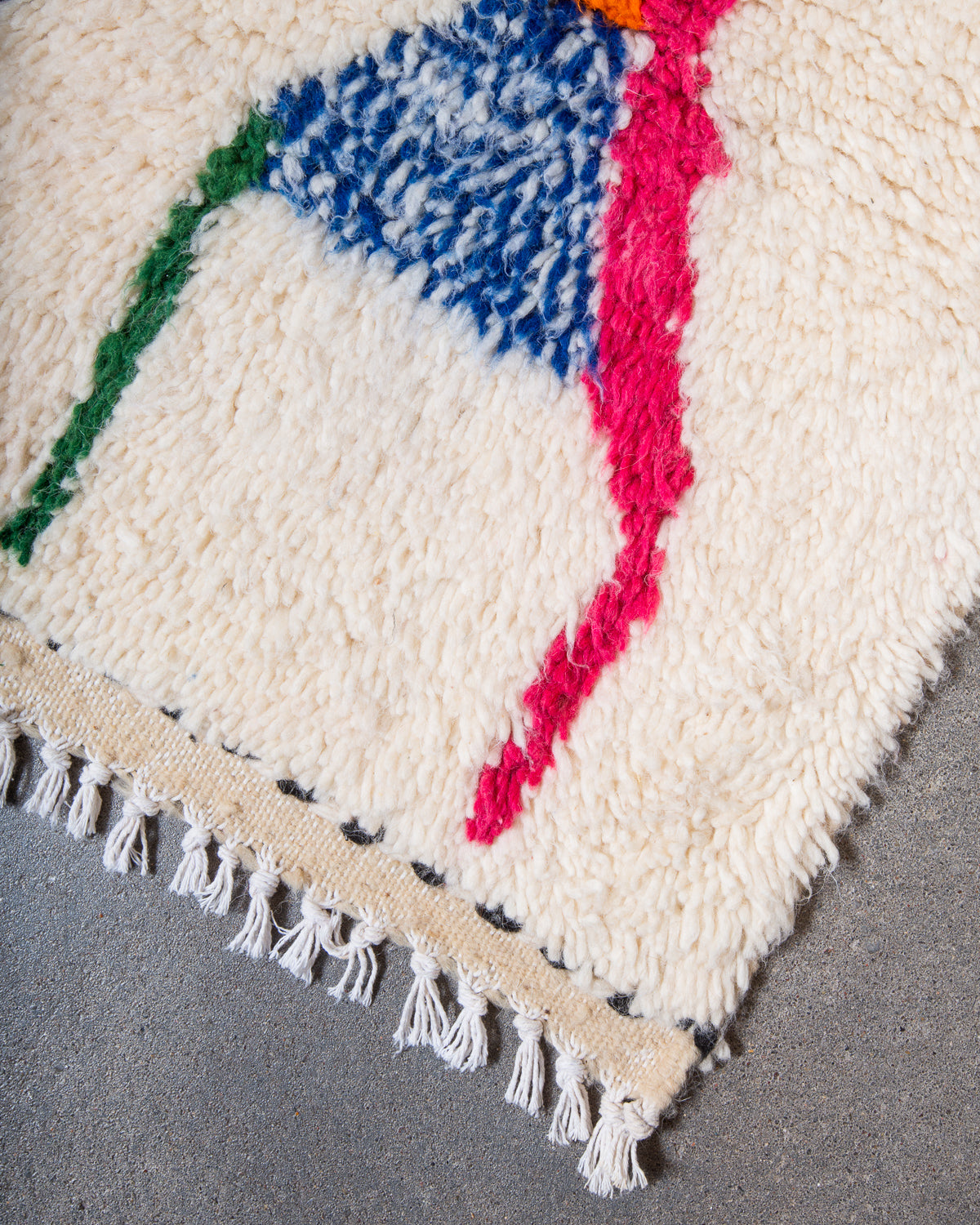 Modern designer handcrafted Berber rug from Morocco. Azilal rug with beautiful colours and patterns. Made of sheep’s wool and colourful cotton.