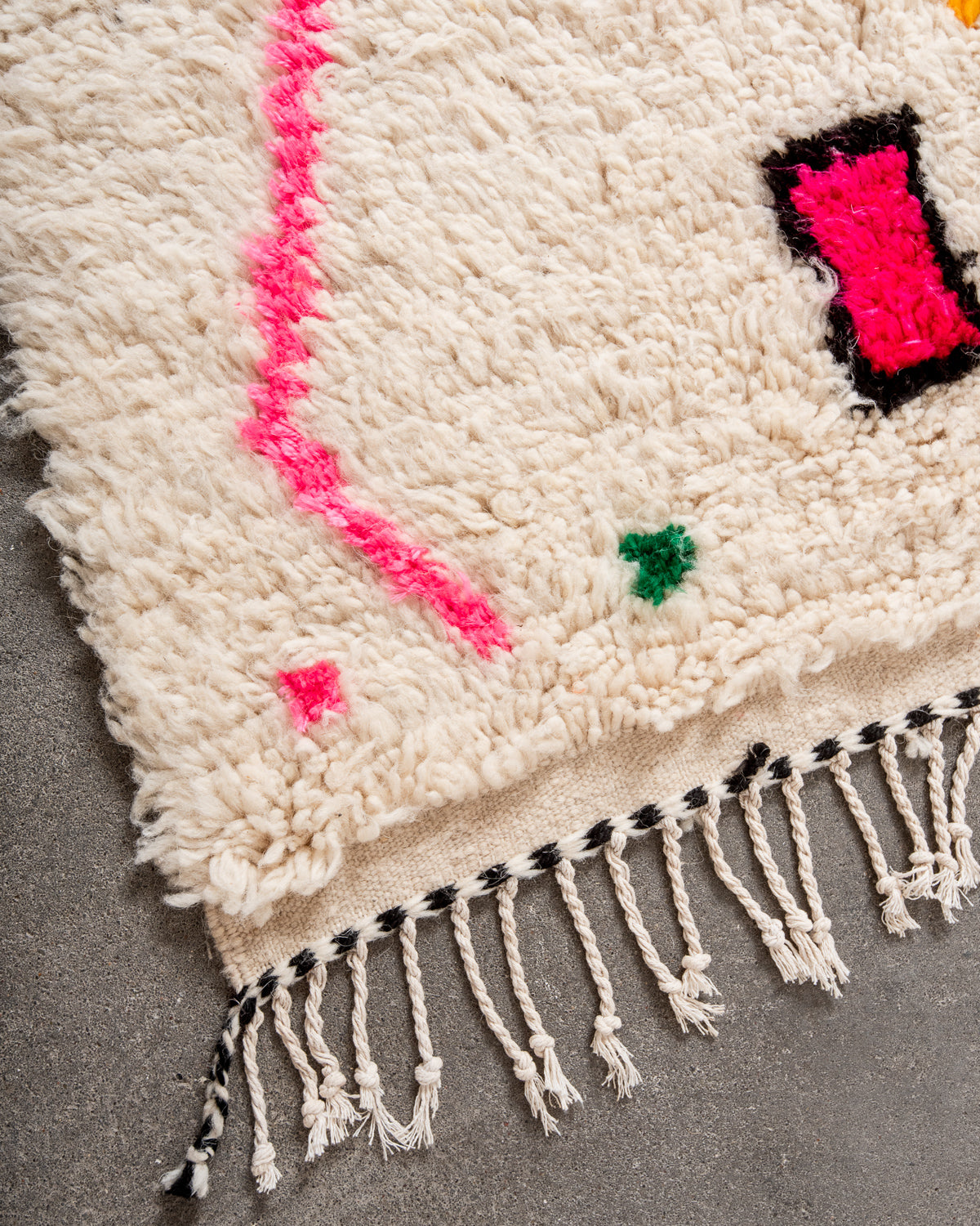 Modern designer handcrafted Berber rug from Morocco. Azilal rug with beautiful colors and patterns. Made of sheep’s wool and colourful cotton.