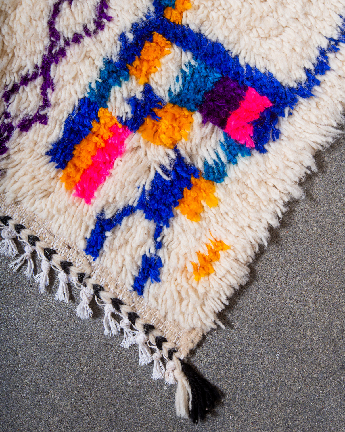 Modern designer handcrafted Berber rug from Morocco. Azilal rug with beautiful colours and patterns. Made of sheep’s wool and colourful cotton.