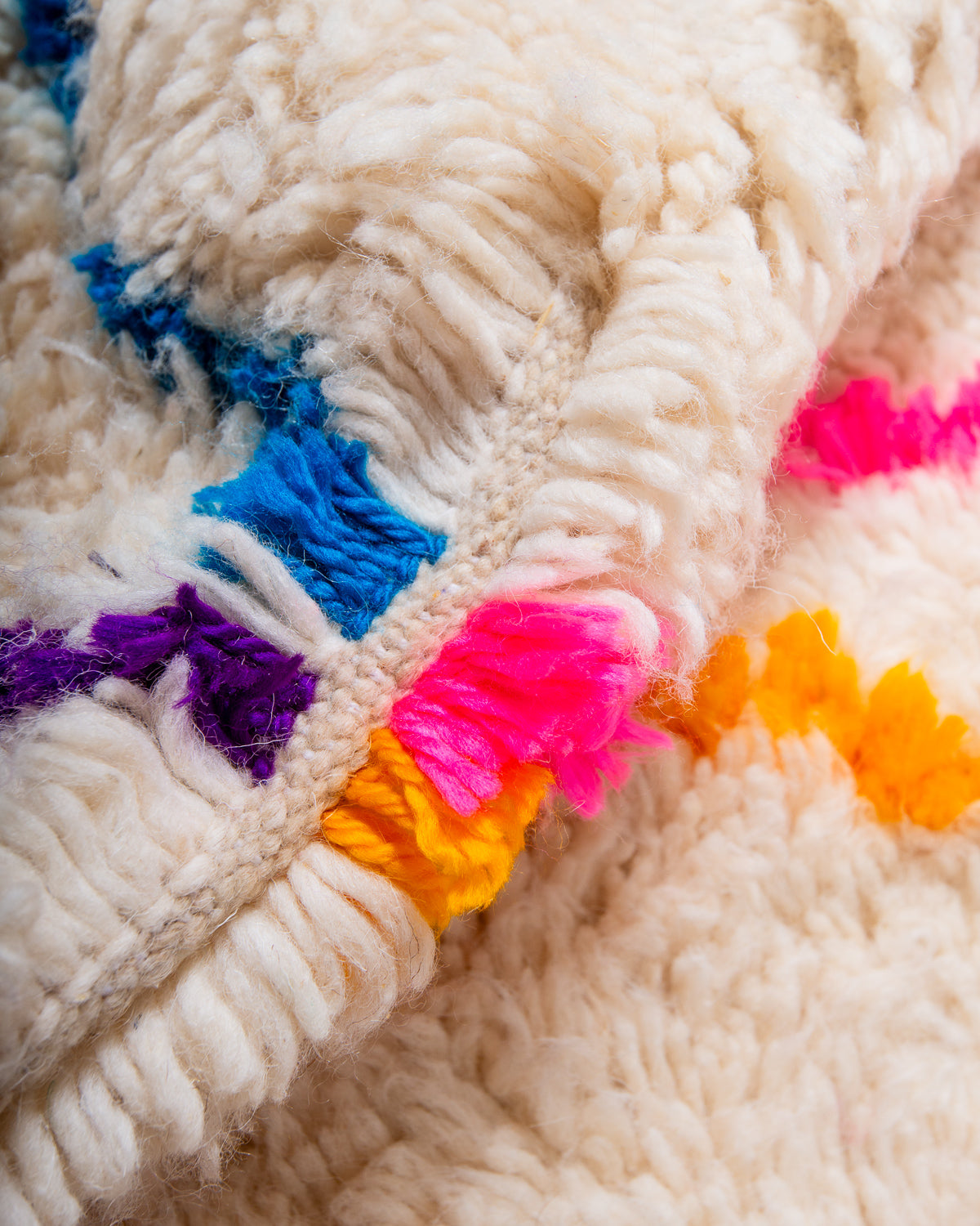 Modern designer handcrafted Berber rug from Morocco. Azilal rug with beautiful colours and patterns. Made of sheep’s wool and colourful cotton.