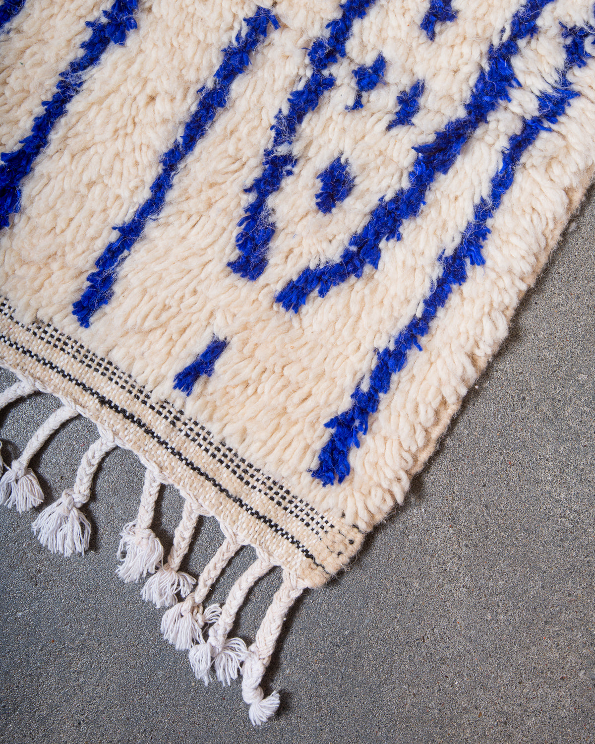 Modern designer handcrafted Berber rug from Morocco. Azilal rug with beautiful colours and patterns. Made of sheep’s wool and colourful cotton.