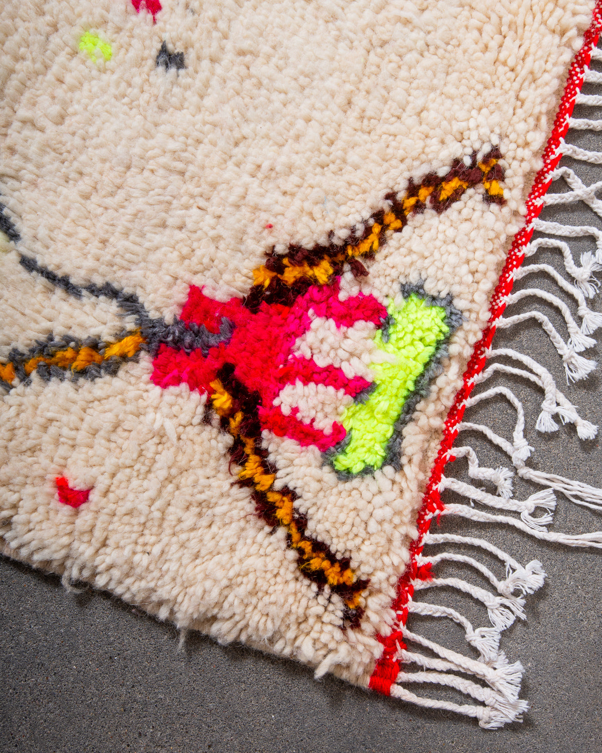 Modern designer handcrafted Berber rug from Morocco. Azilal rug with beautiful colours and patterns. Made of sheep’s wool and colourful cotton.