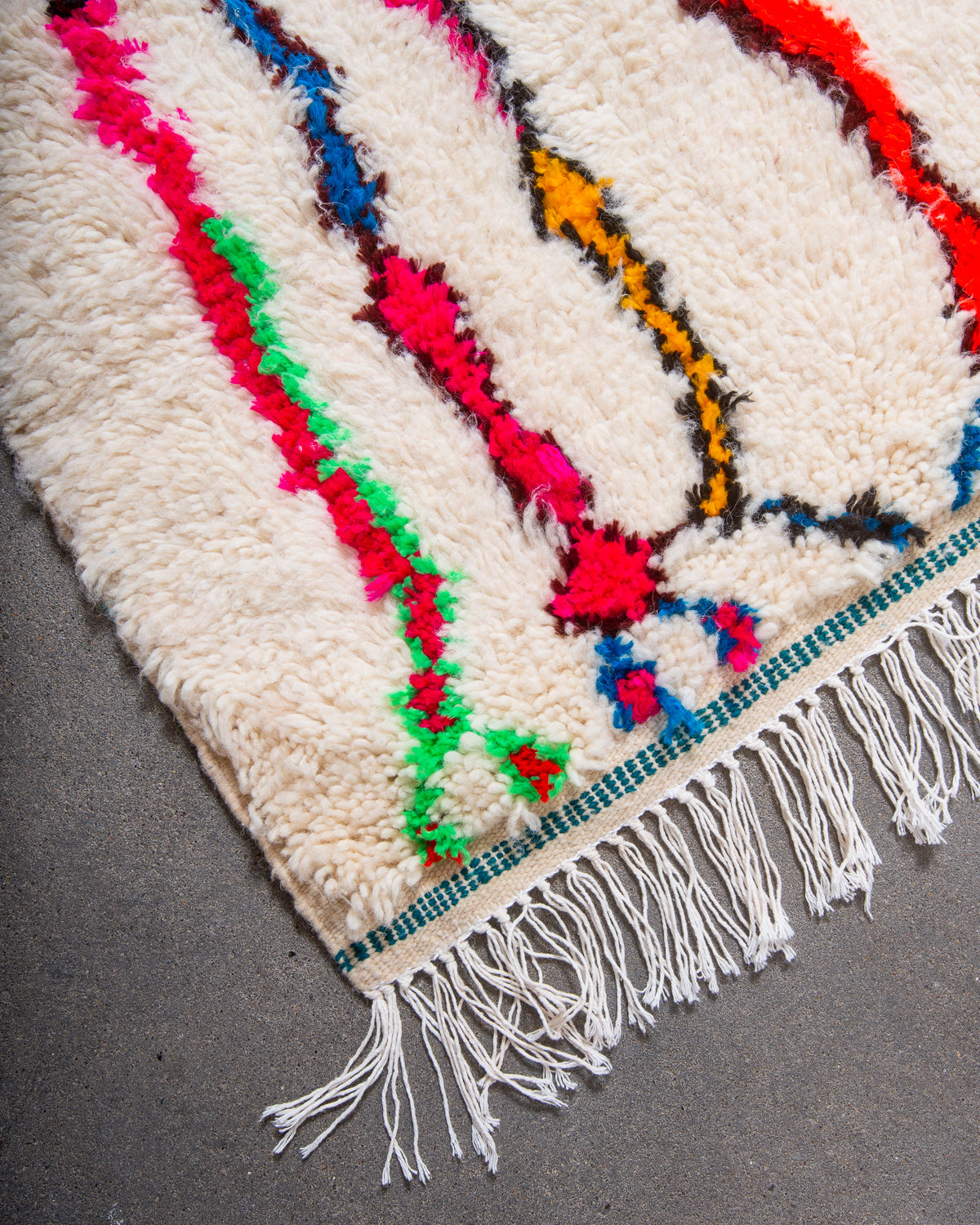 Modern designer handcrafted Berber rug from Morocco. Azilal rug with beautiful colours and patterns. Made of sheep’s wool and colourful cotton.